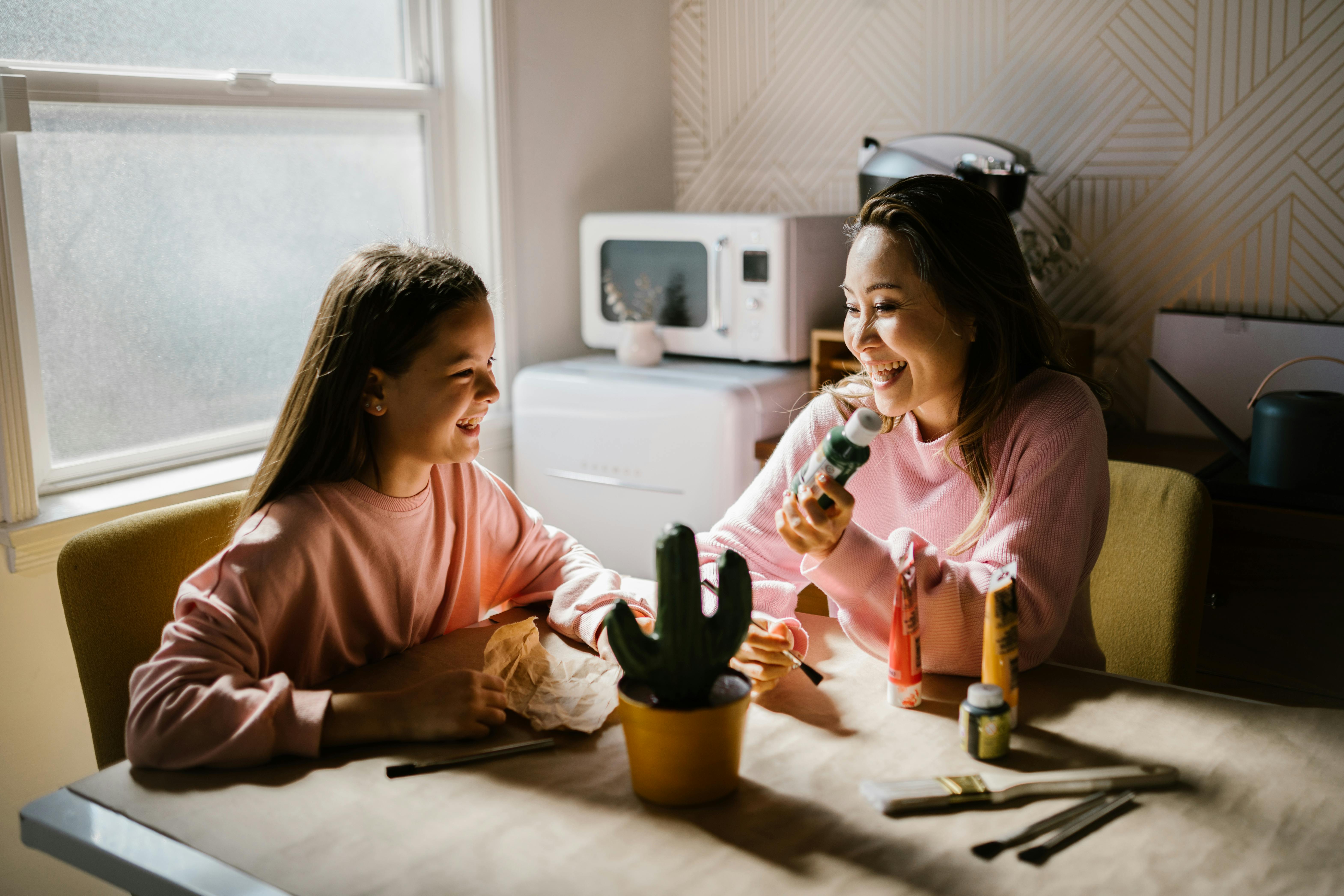 Une femme et une fille travaillant sur un projet d'artisanat | Source : Pexels