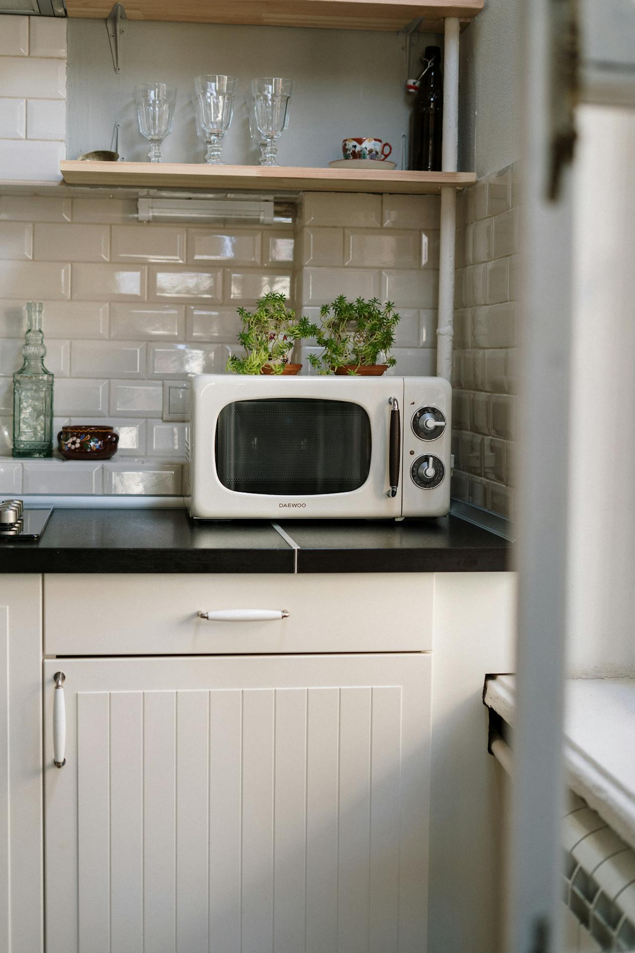 Un four à micro-ondes dans la cuisine | Source : Pexels