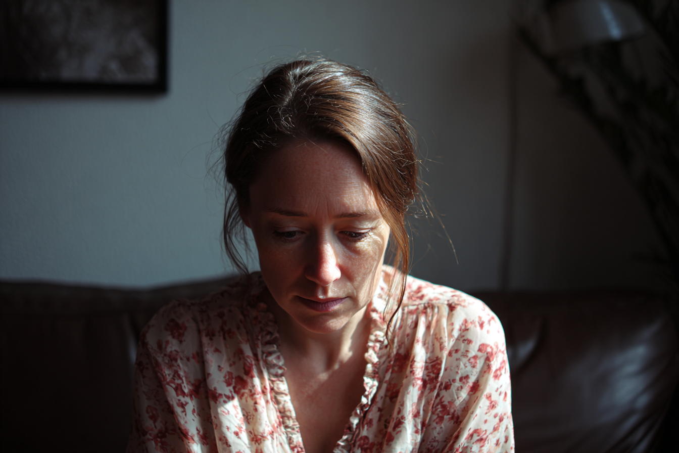 Une femme assise sur un canapé | Source : Midjourney