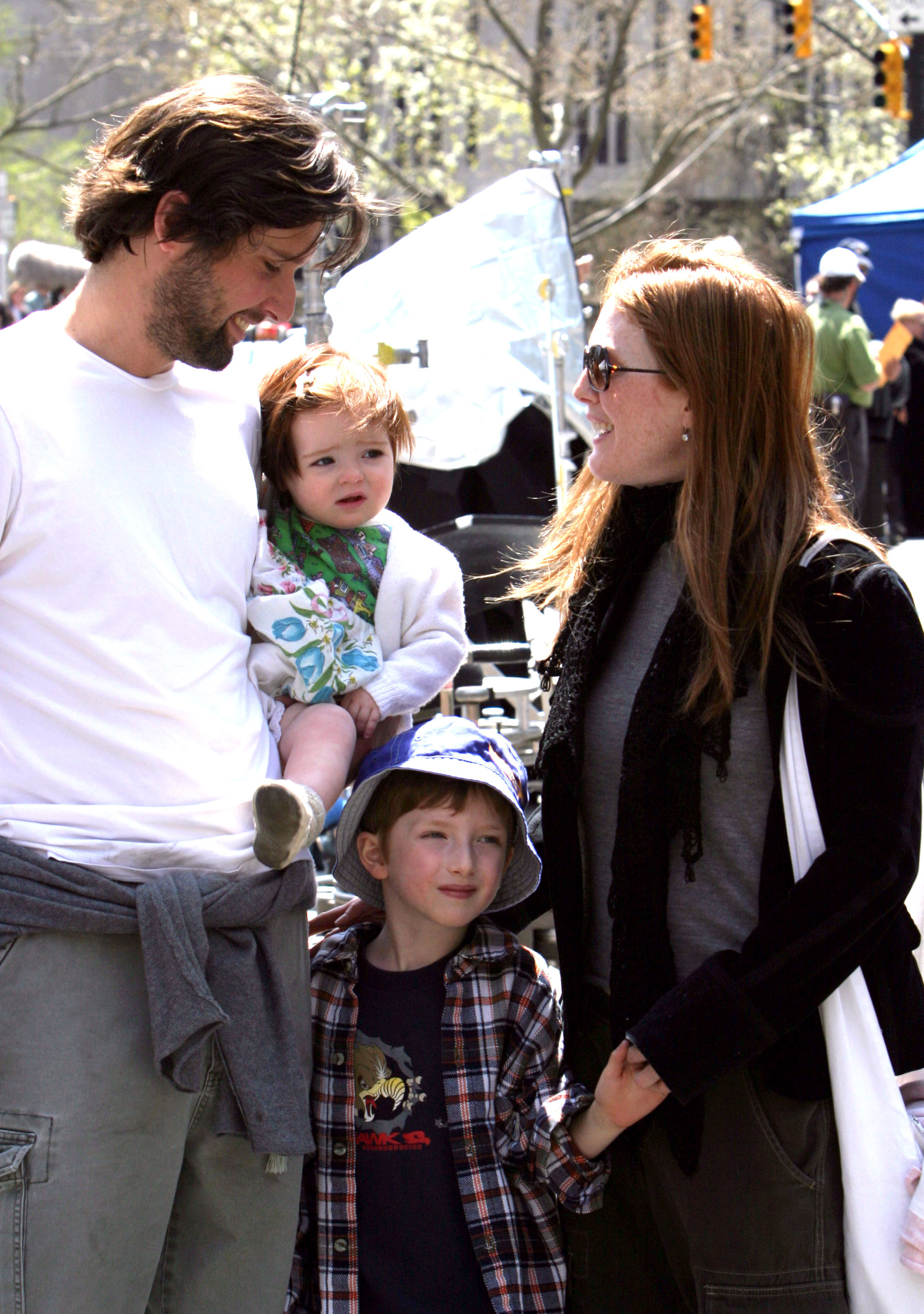 Julianne Moore et sa famille sur le tournage de « Spider-Man 2 » en 2003. | Source : Getty Images