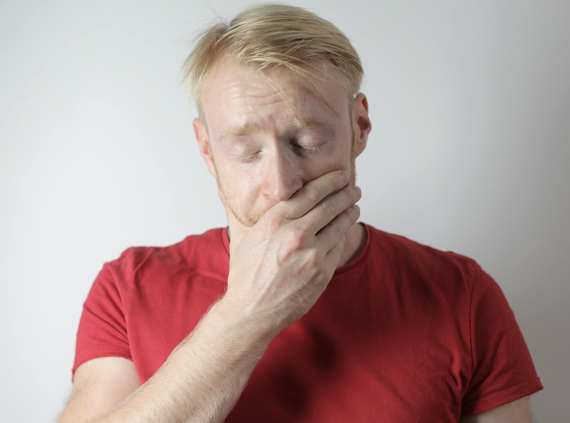 Un homme qui se sent coupable et blessé | Source : Pexels