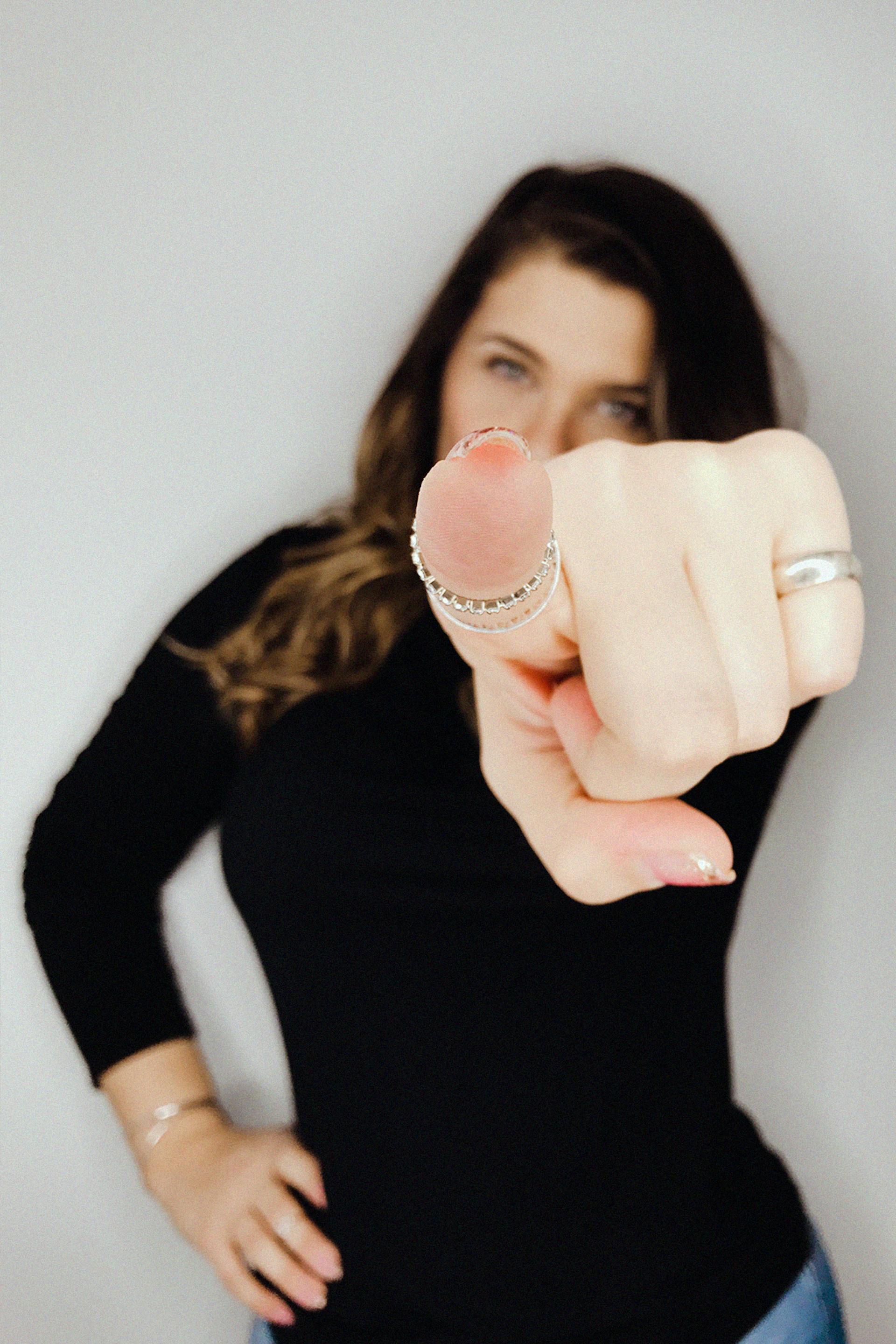 Une femme qui pointe son doigt vers quelqu'un | Source : Pexels
