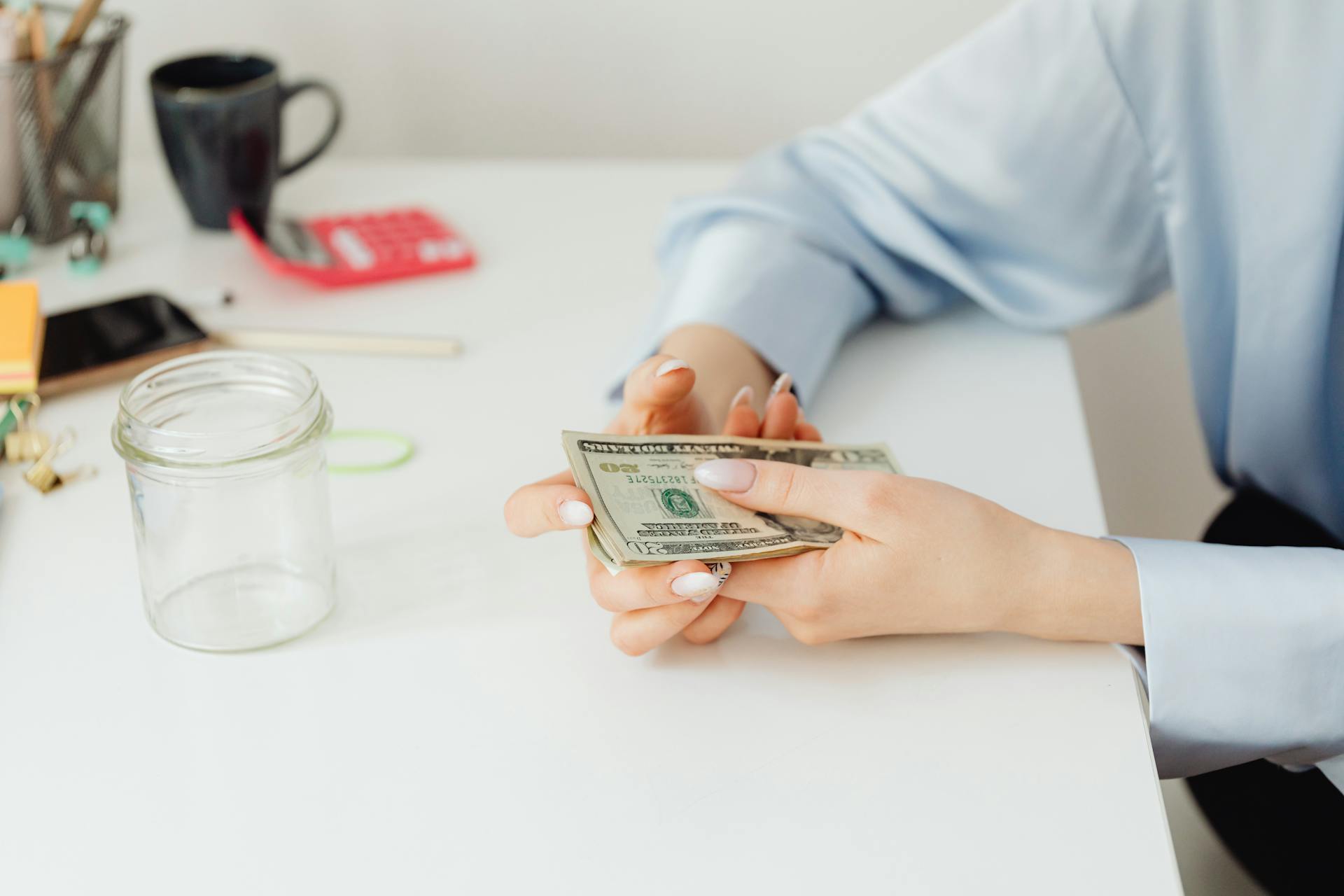 Une femme tenant de l'argent | Source : Pexels