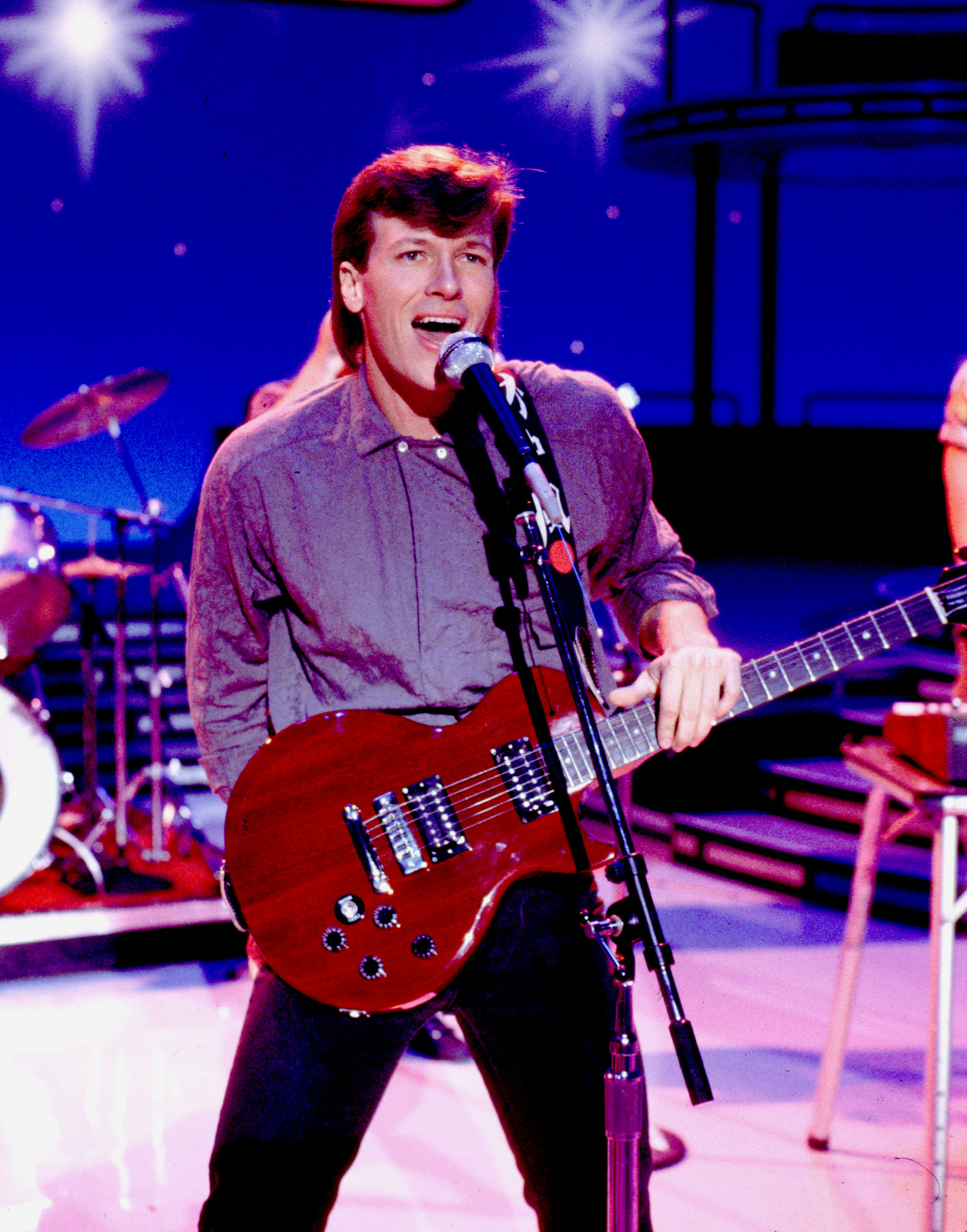 Le chanteur se produit lors de l'émission American Bandstand le 18 septembre 1983 | Source : Getty Images