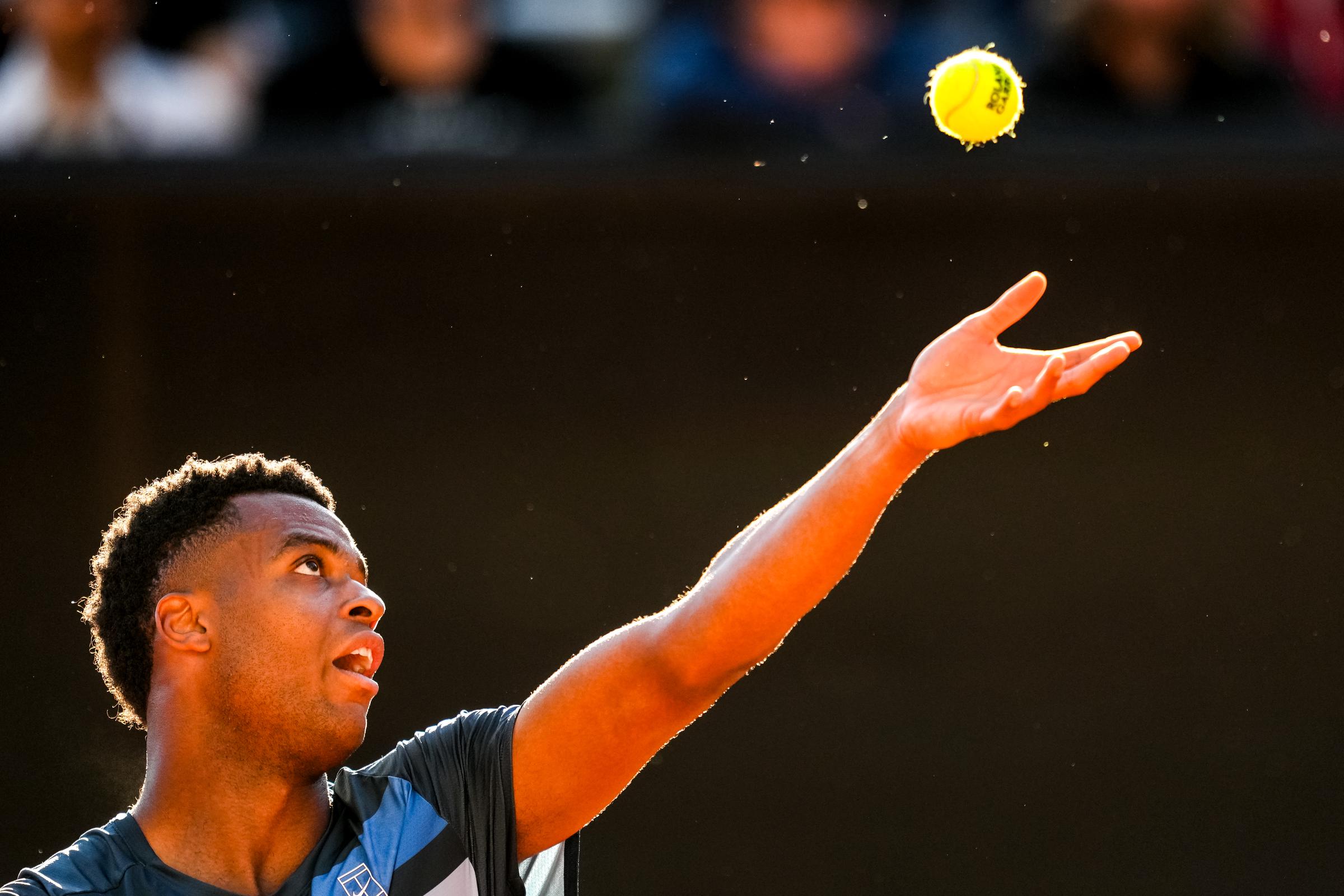 Giovanni Mpetshi Perricard, de France, sert dans son match du premier tour du simple masculin contre Alexander Bublik, du Kazakhstan, lors de la quatrième journée du Bitpanda Hamburg Open à Am Rothenbaum, le 20 mai 2025 à Hambourg, en Allemagne I Source : Getty Images