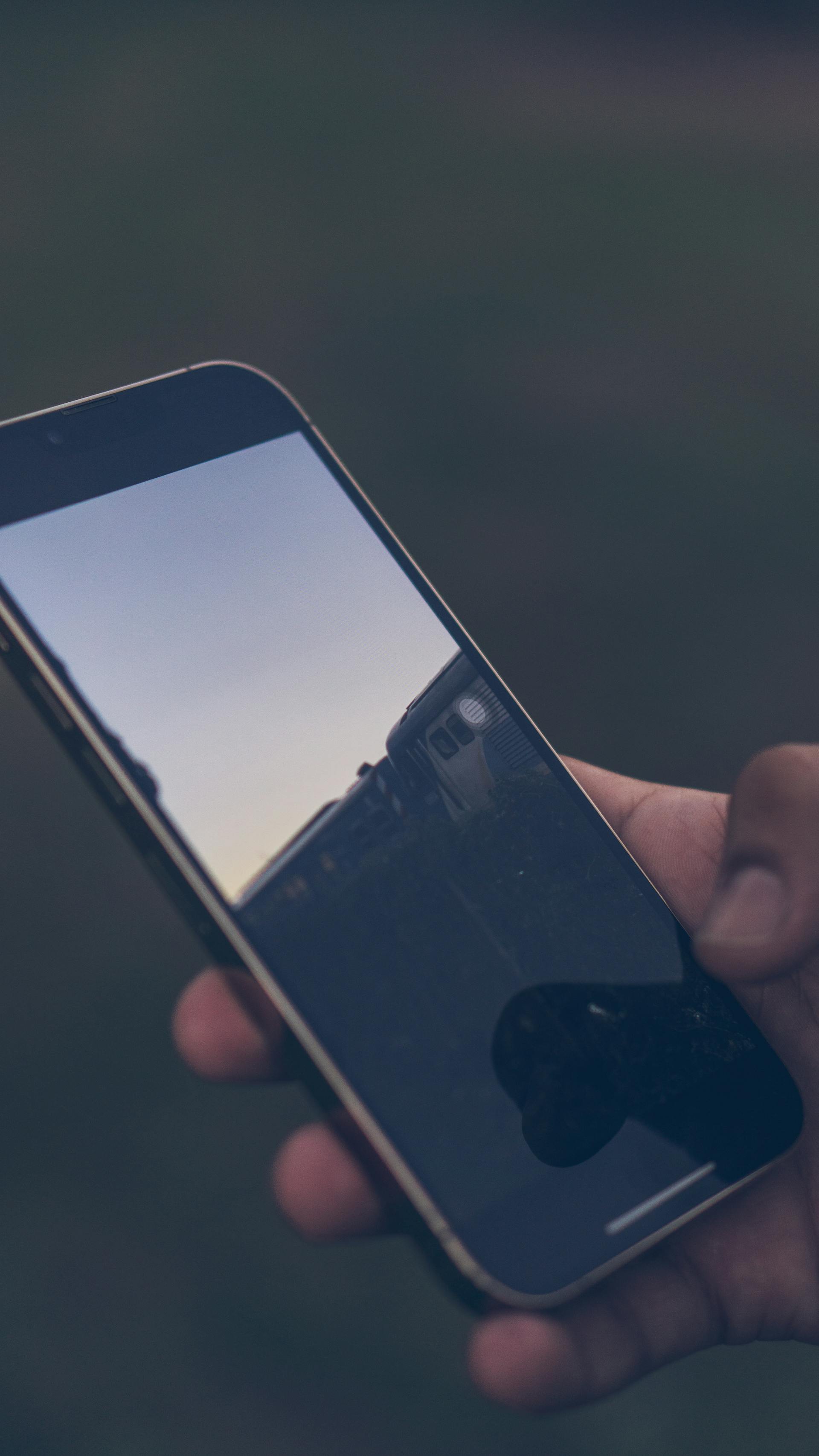 Un homme tenant son téléphone | Source : Pexels