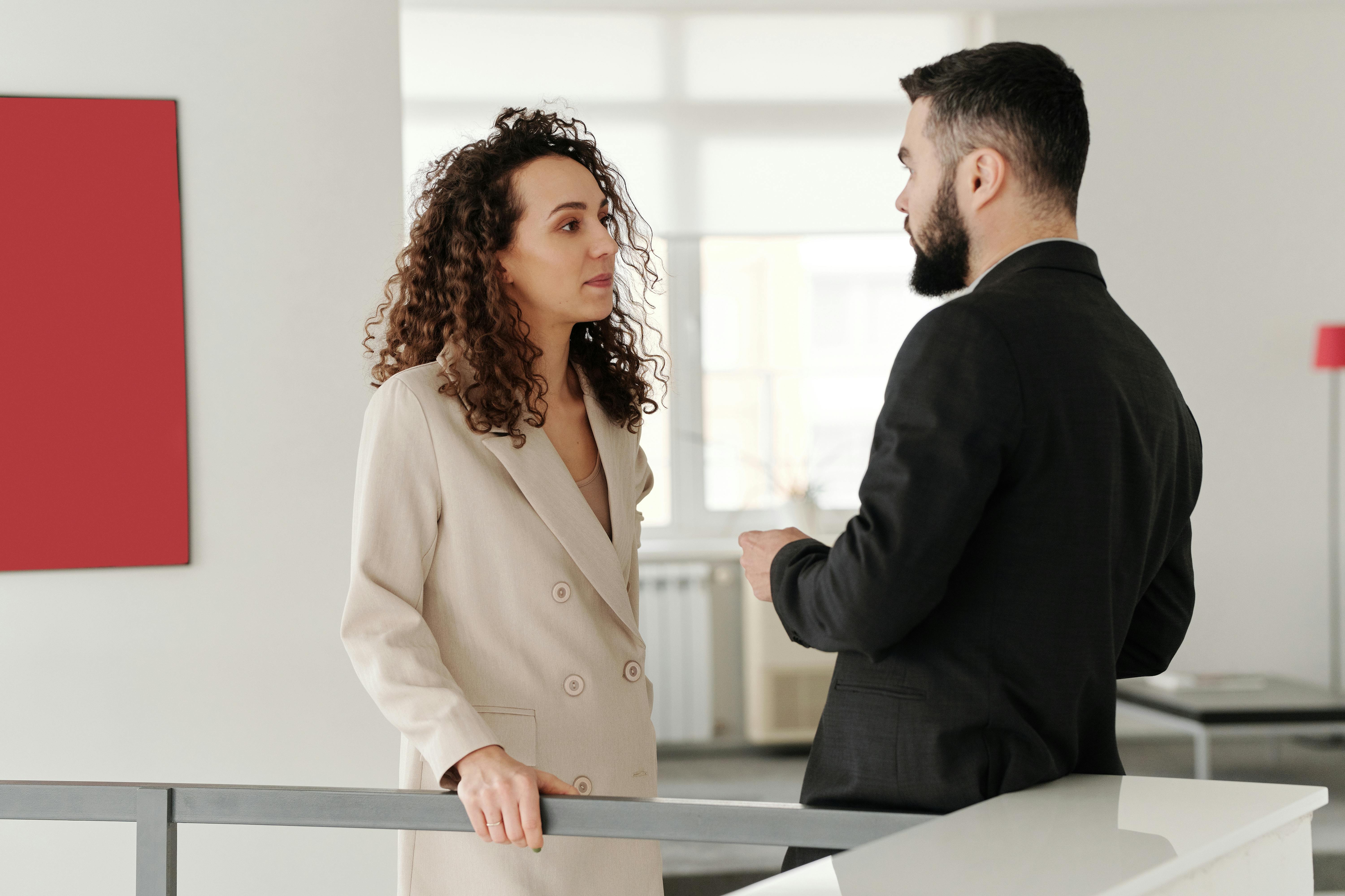 Femme et manager en train de discuter | Source : Pexels