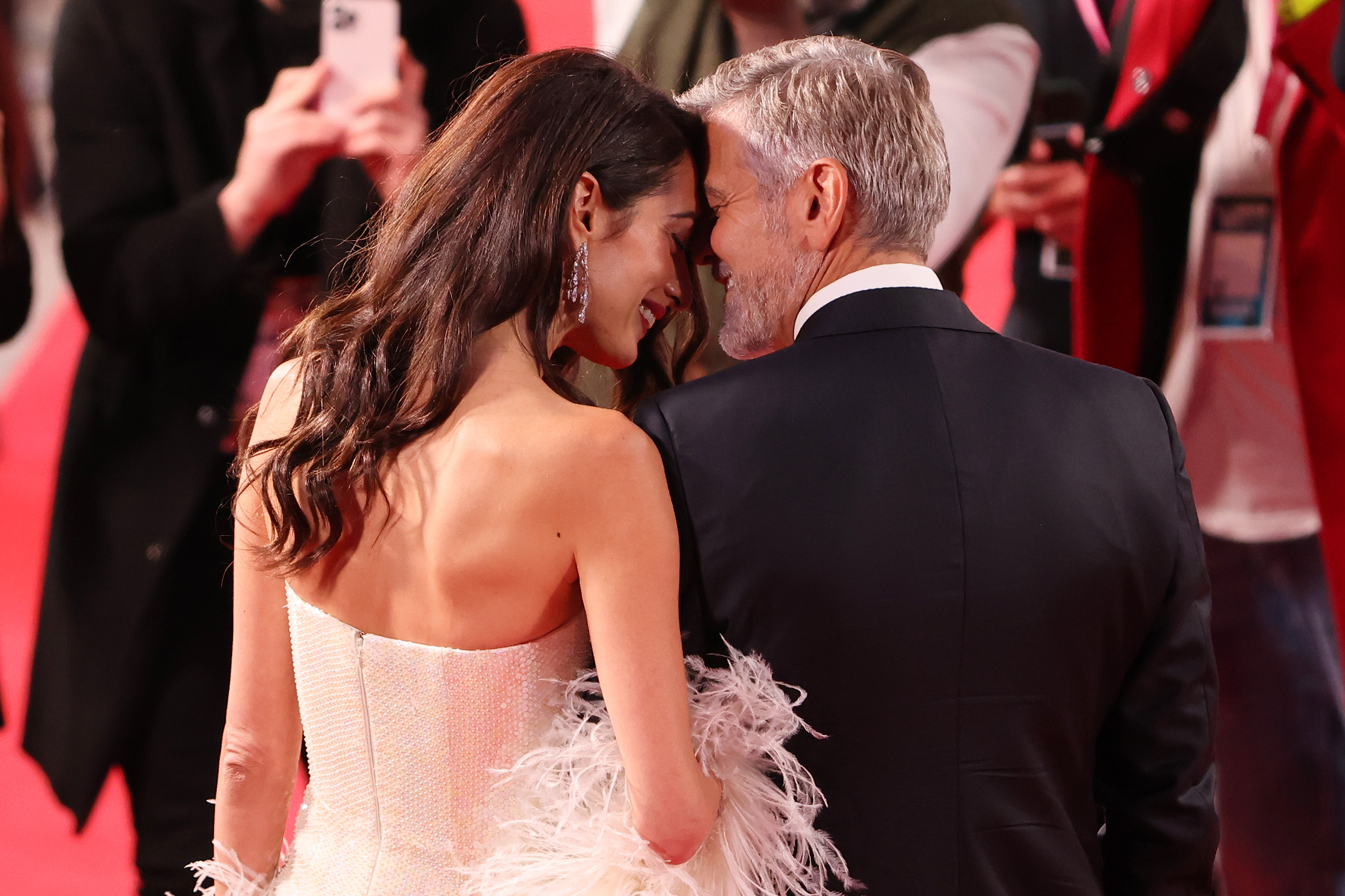 Les Clooneys partagent un moment de légèreté lors de la première de The Tender Bar pendant le festival du film de Londres du BFI, où George est apparu en tant que réalisateur avec Amal offrant son soutien constant sur le tapis rouge.