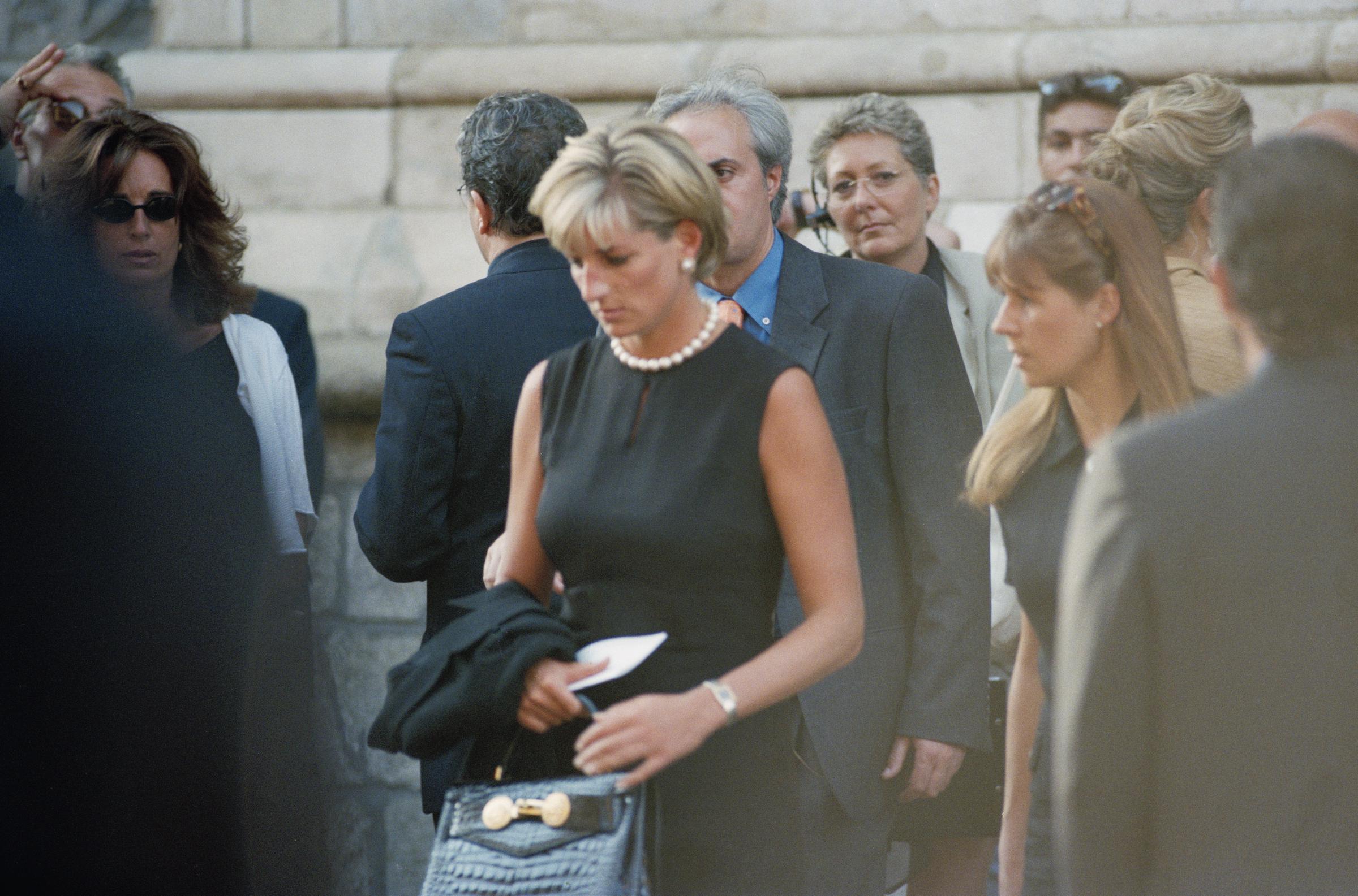 Diana, princesse de Galles, lors du dernier hommage à Gianni Versace à la cathédrale de Milan en Italie, 1997. | Source : Getty Images