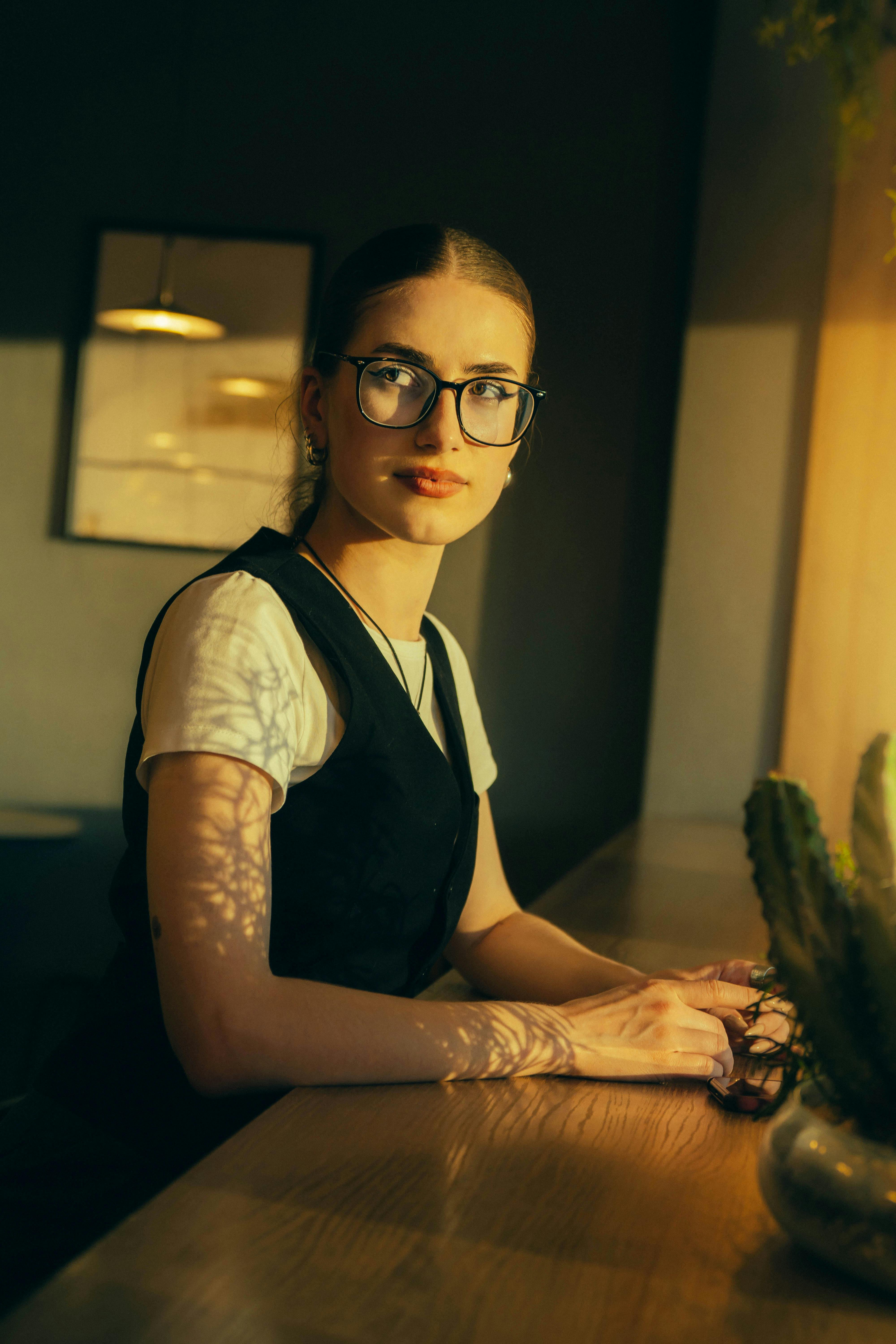 Une jeune femme plongée dans ses pensées | Source : Pexels