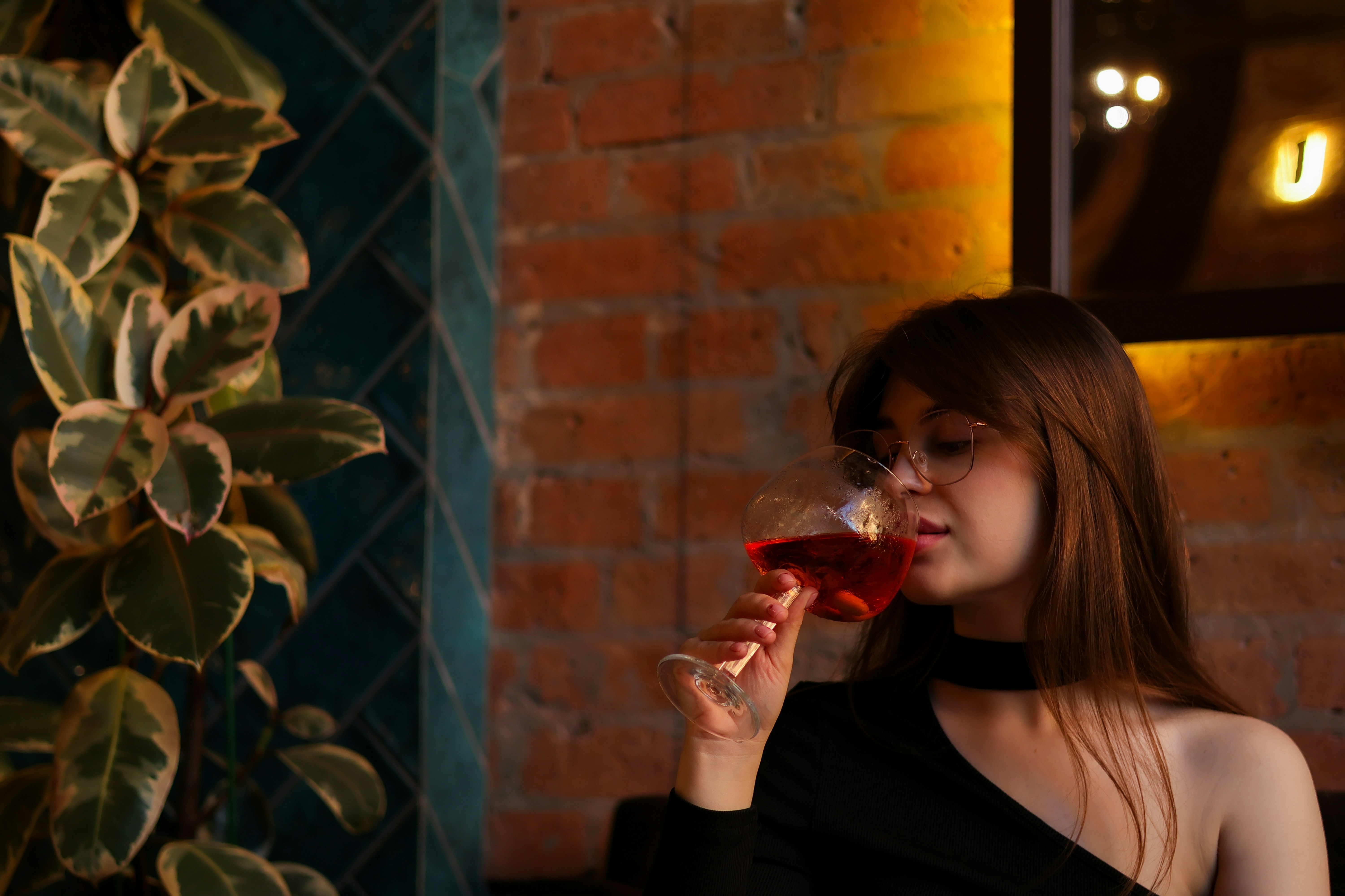Une femme assise à la table d'un restaurant | Source : Unsplash