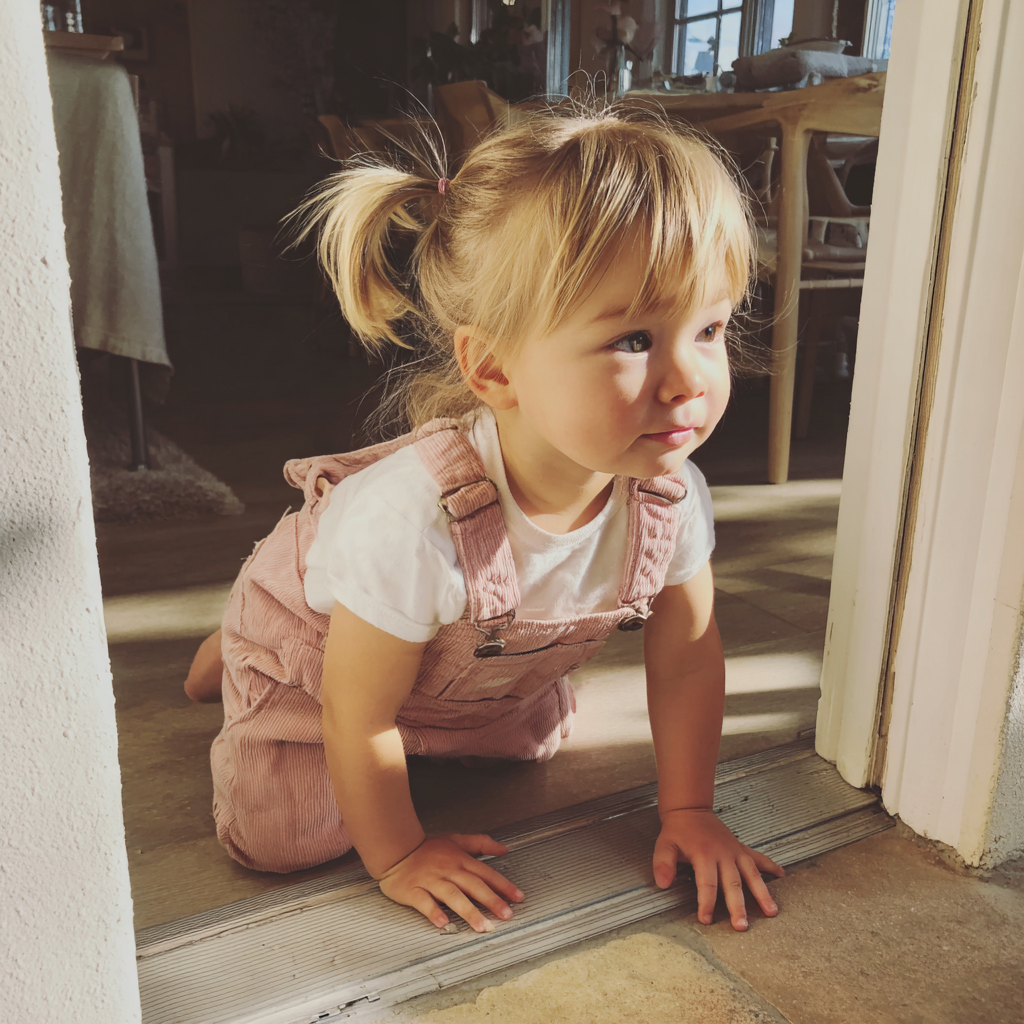 Une petite fille qui rampe | Source : Midjourney