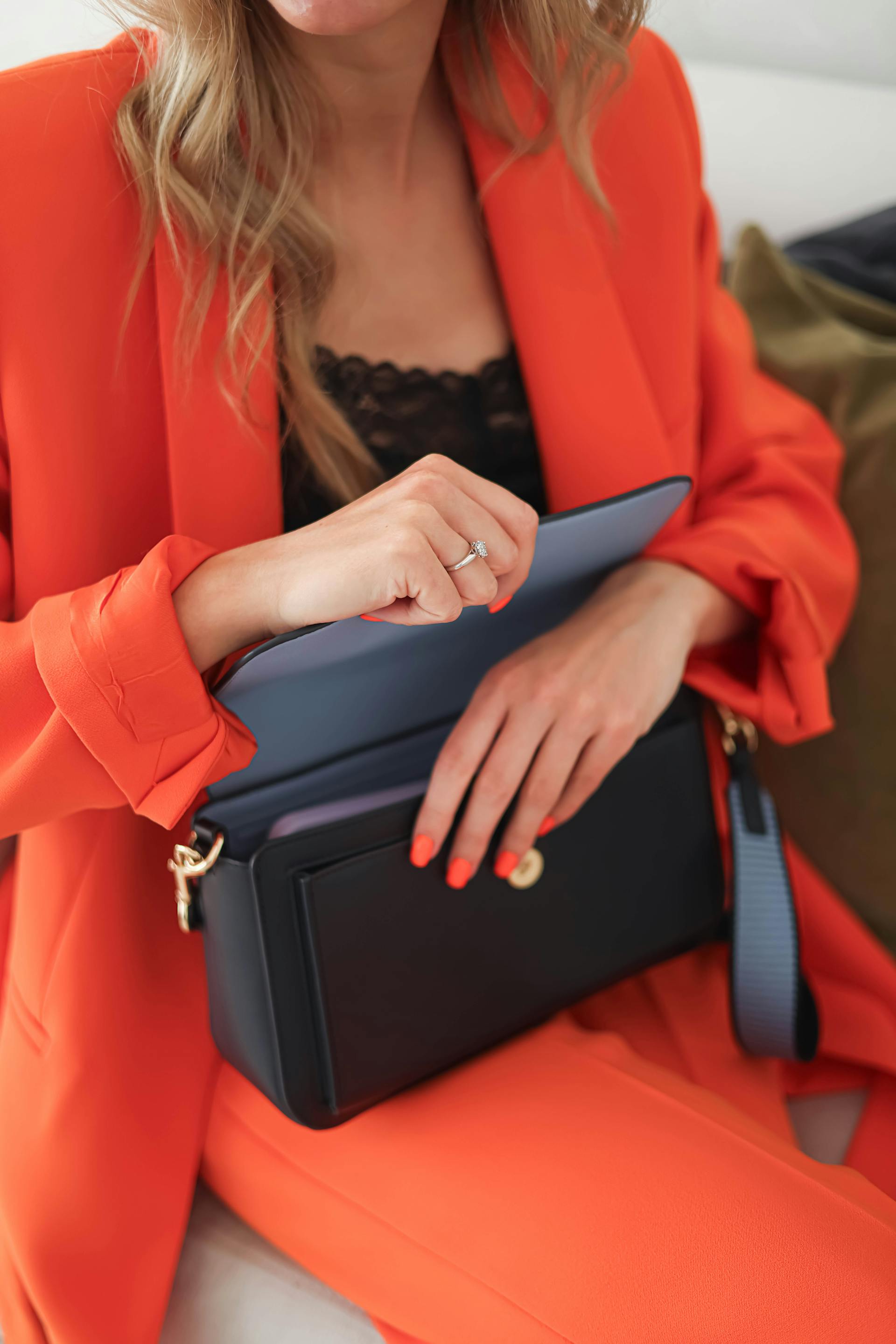 Une femme qui ouvre son sac à main | Source : Pexels