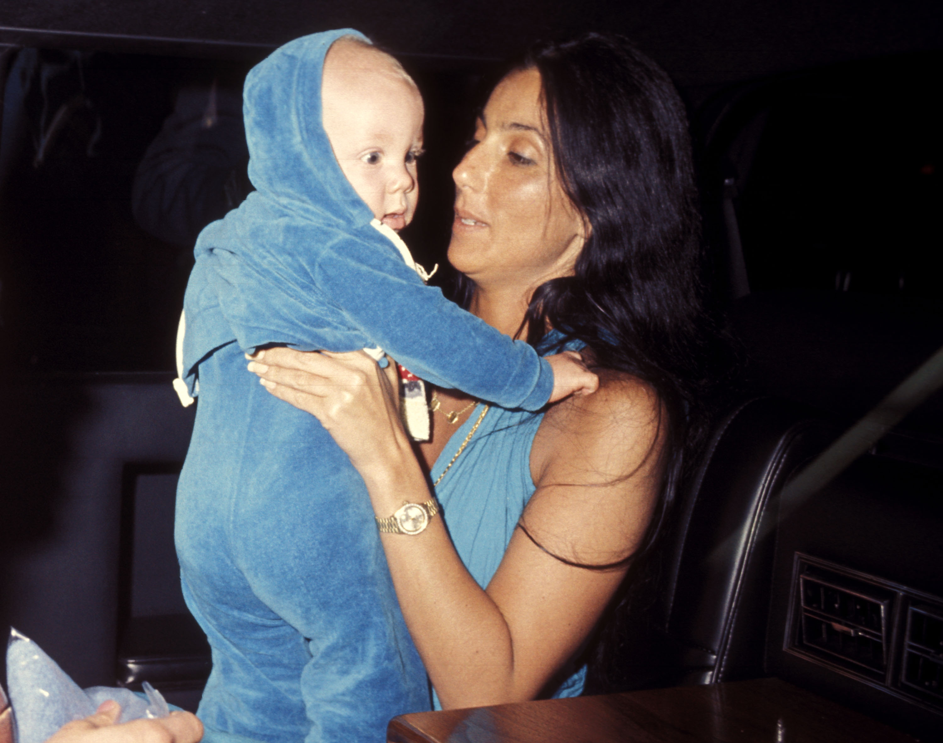 Cher et Elijah Blue Allman à l'aéroport international de Los Angeles, en Californie, le 20 mars 1977. | Source : Getty Images