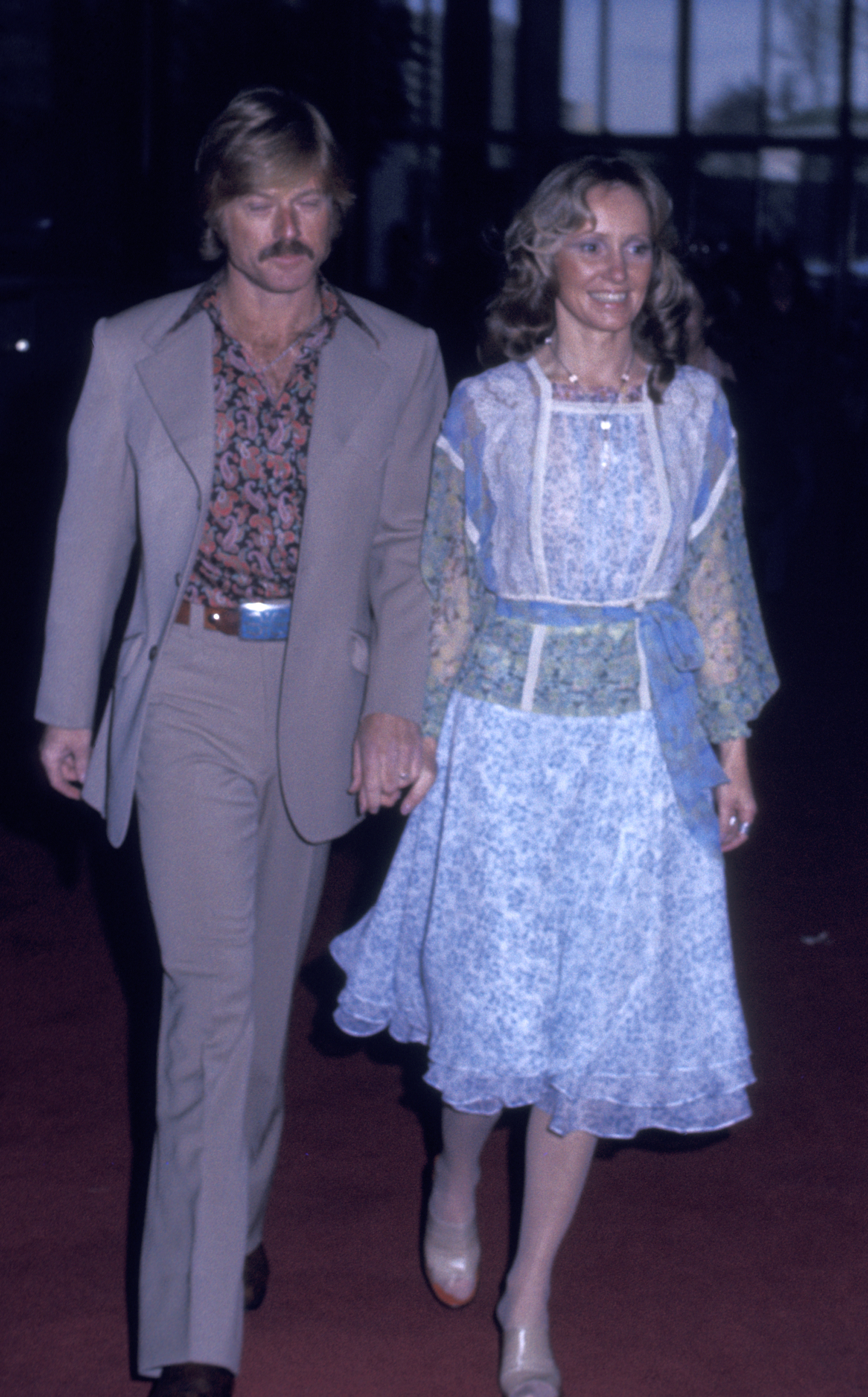 Robert Redford et Lola Van Wagenen lors de la projection du film « Les Hommes du président » le 4 avril 1976 à New York. | Source : Getty Images