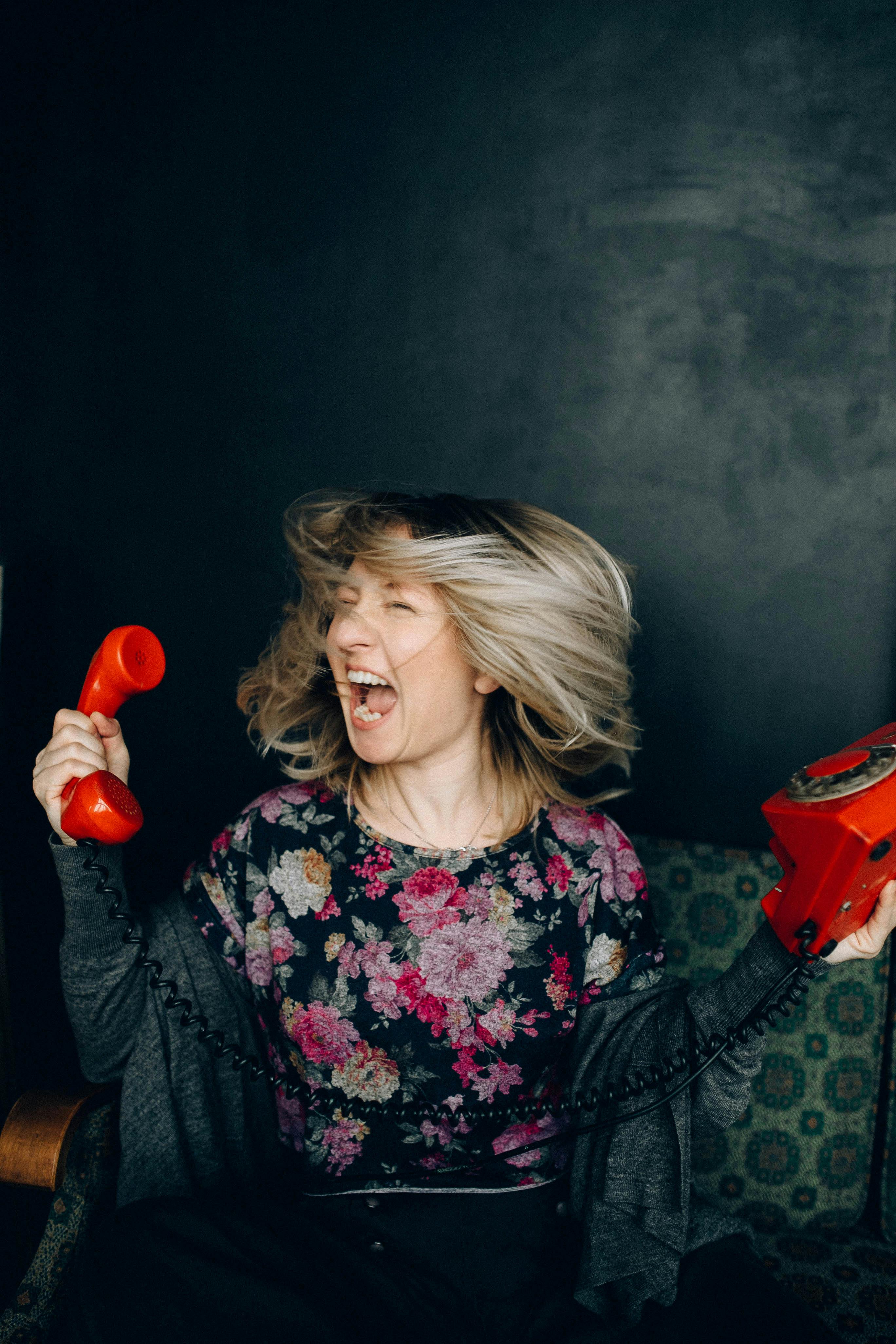 Une femme en colère qui parle au téléphone | Source : Pexels