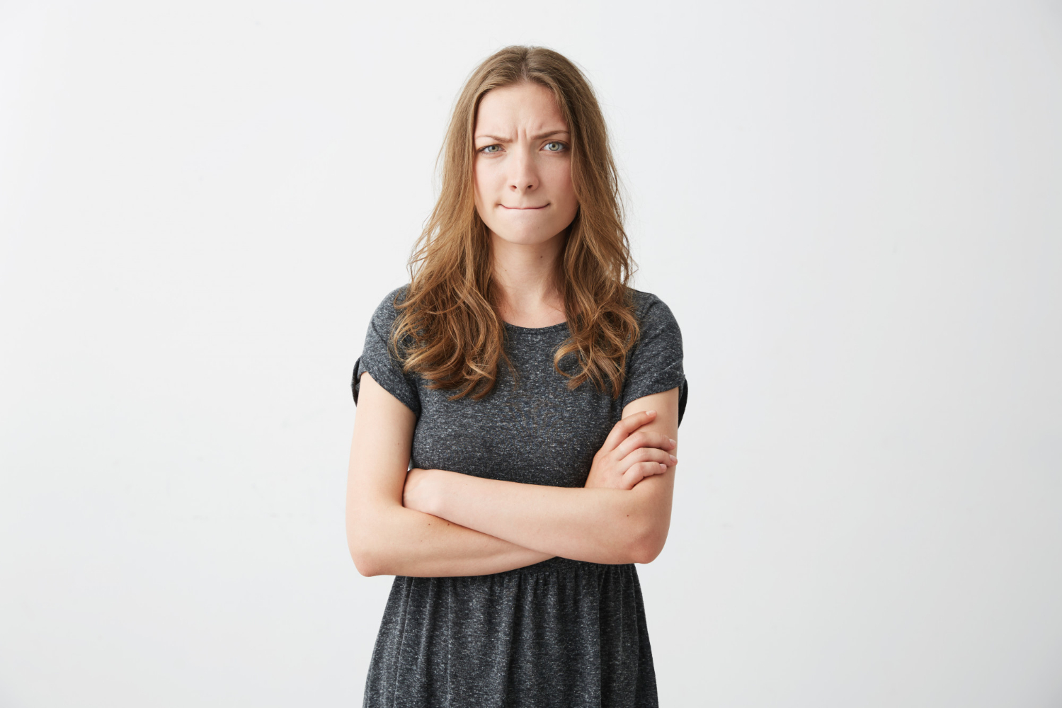 Une femme dubitative qui anticipe l'arrivée d'une nouvelle génération d'enfants. | Source : Freepik