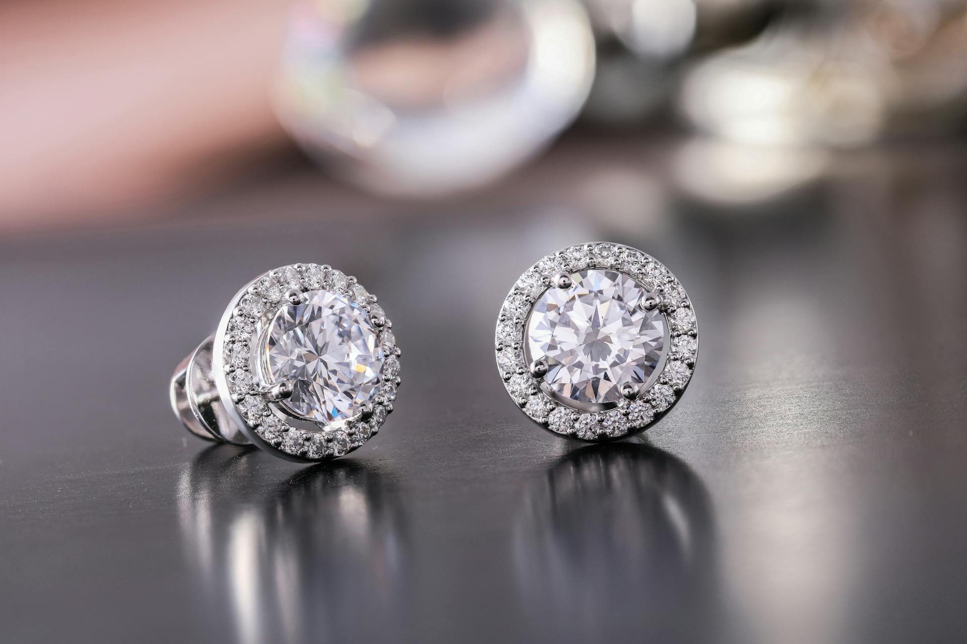 Gros plan sur des boucles d'oreilles en diamant argenté | Source : Pexels