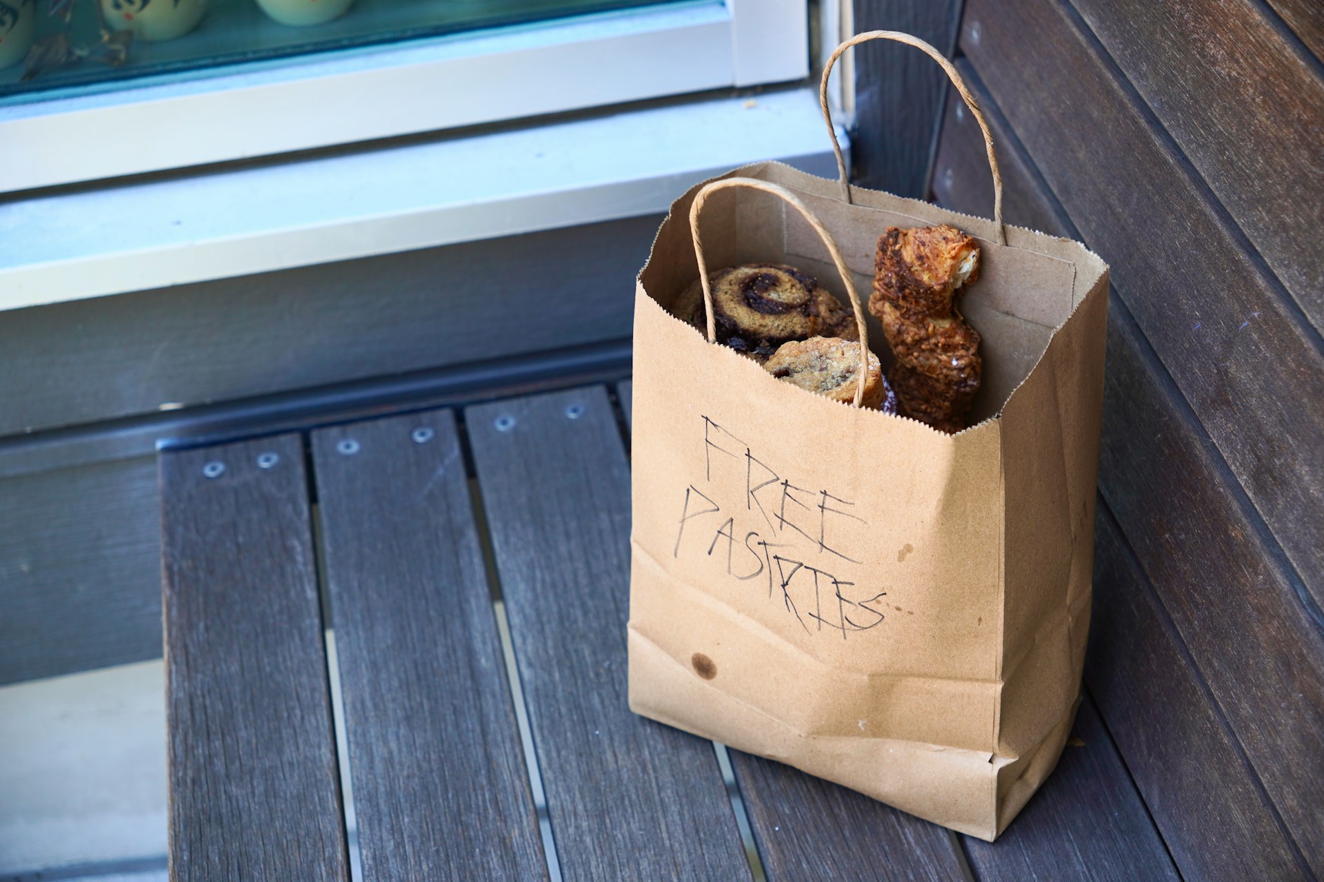 Un sac de pâtisseries gratuites | Source : Unsplash