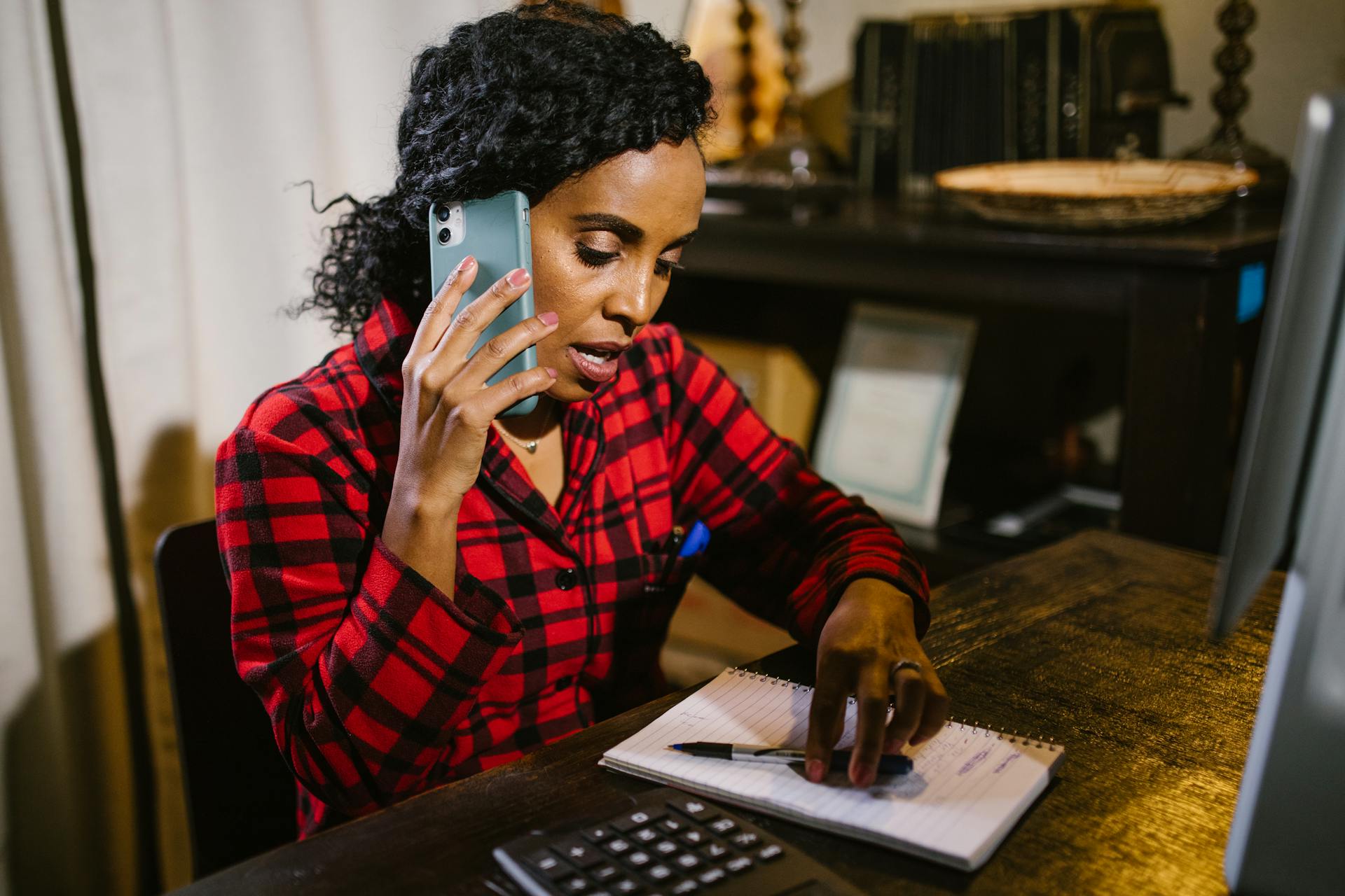 Une femme qui parle au téléphone | Source : Pexels