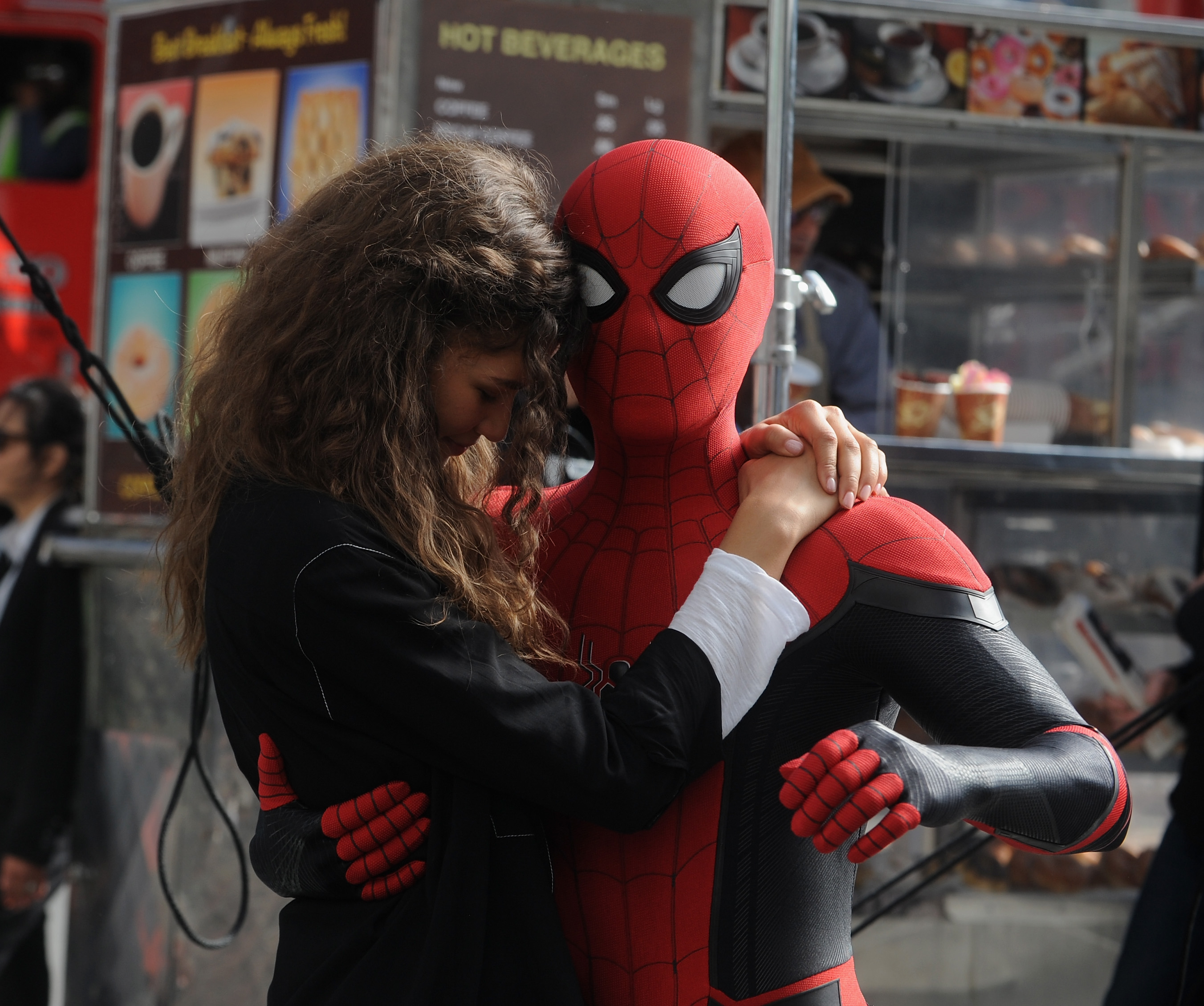Zendaya et Tom Holland sur le plateau de tournage de « Spider-Man : Far From Home » à New York City le 12 octobre 2018 | Source : Getty Images