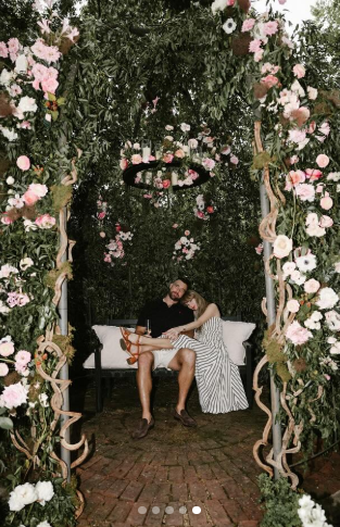 Un jardin d'amour ! Taylor Swift se penche vers Travis Kelce sous une arche romantique de roses et de verdure. Photo publiée le 26 août 2025 | Source : Instagram/taylorswift