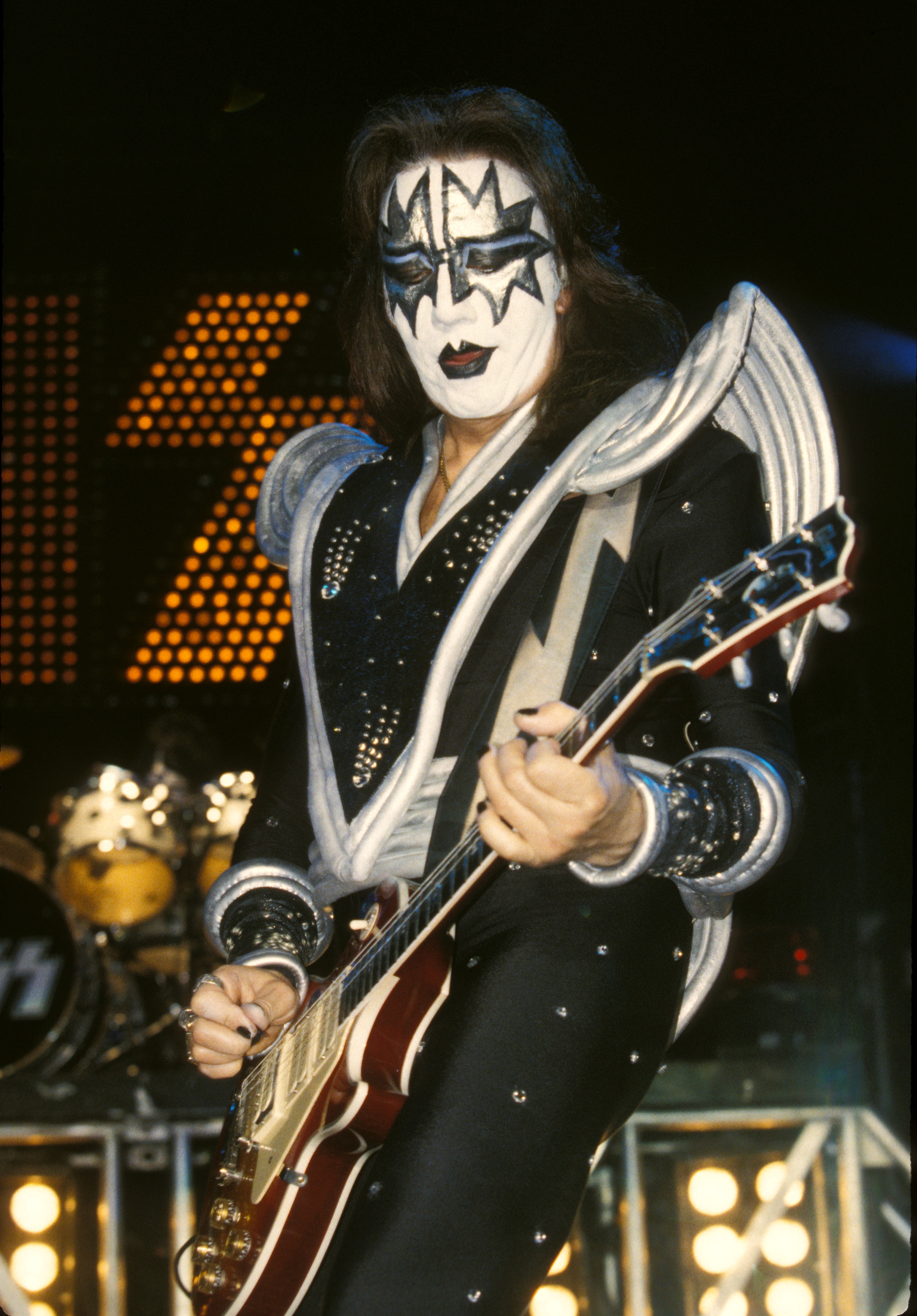 Ace Frehley se produit sur scène avec Kiss à Hartford, Connecticut, le 25 novembre 1998 | Source : Getty Images