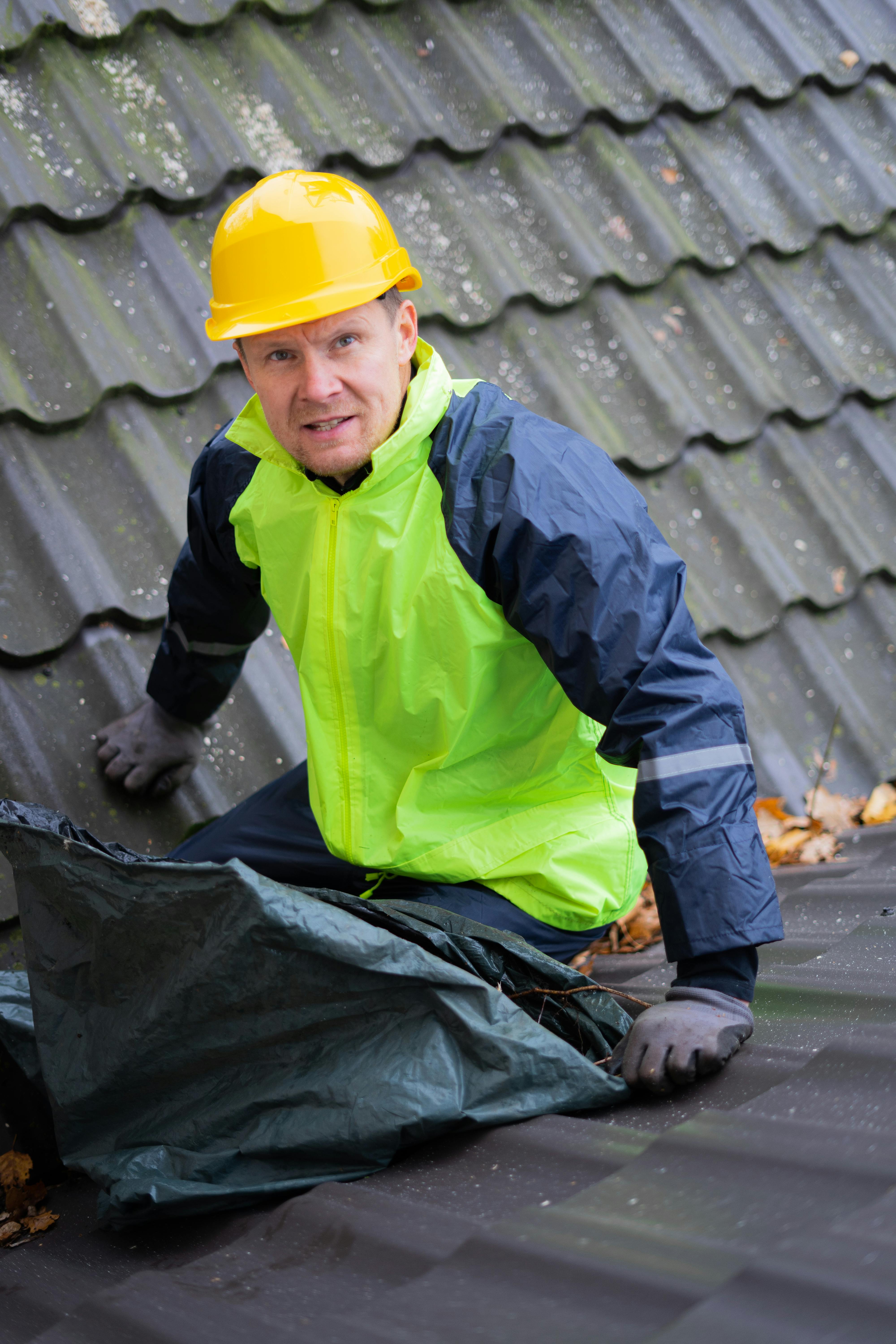 Un homme travaillant sur un toit | Source : Pexels