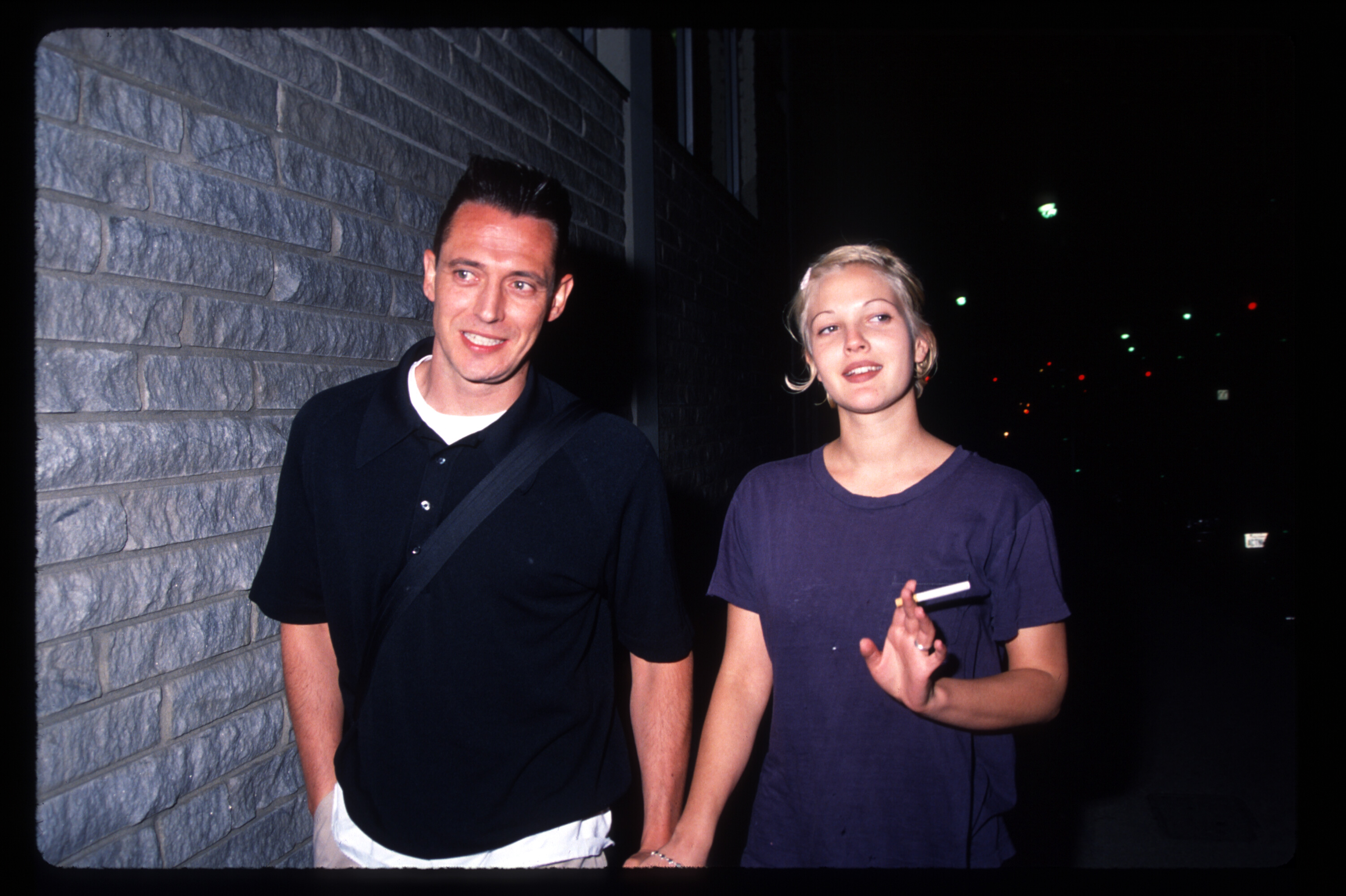 Jeremy Thomas et Drew Barrymore à la première de « Bad Girls » le 19 avril 1994 à Los Angeles. Barrymore portait un simple t-shirt violet avec une barrette rose dans les cheveux, tandis que Thomas marchait à ses côtés vêtu d'un polo foncé et muni d'un sac messager. Tous deux faisaient preuve d'une grande discrétion lors de cet événement.