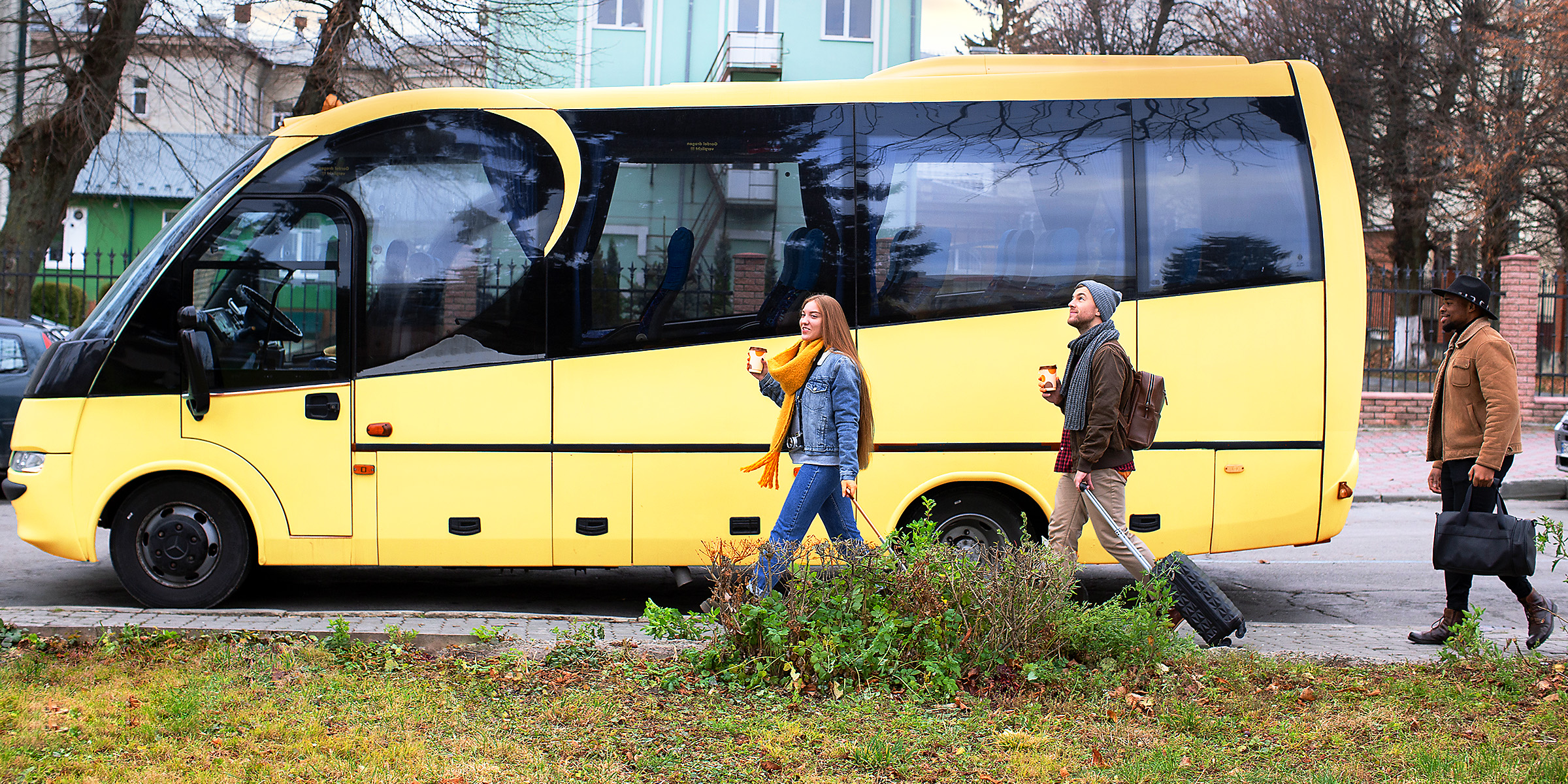 Des gens marchent près d'un bus | Source : Freepik