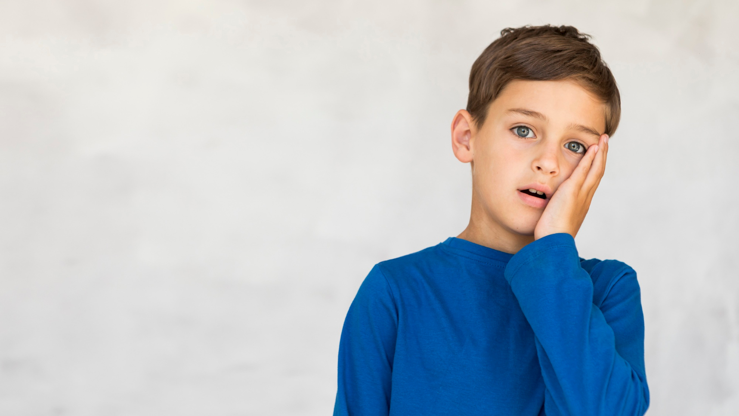 Un jeune garçon stupéfait | Source : Freepik