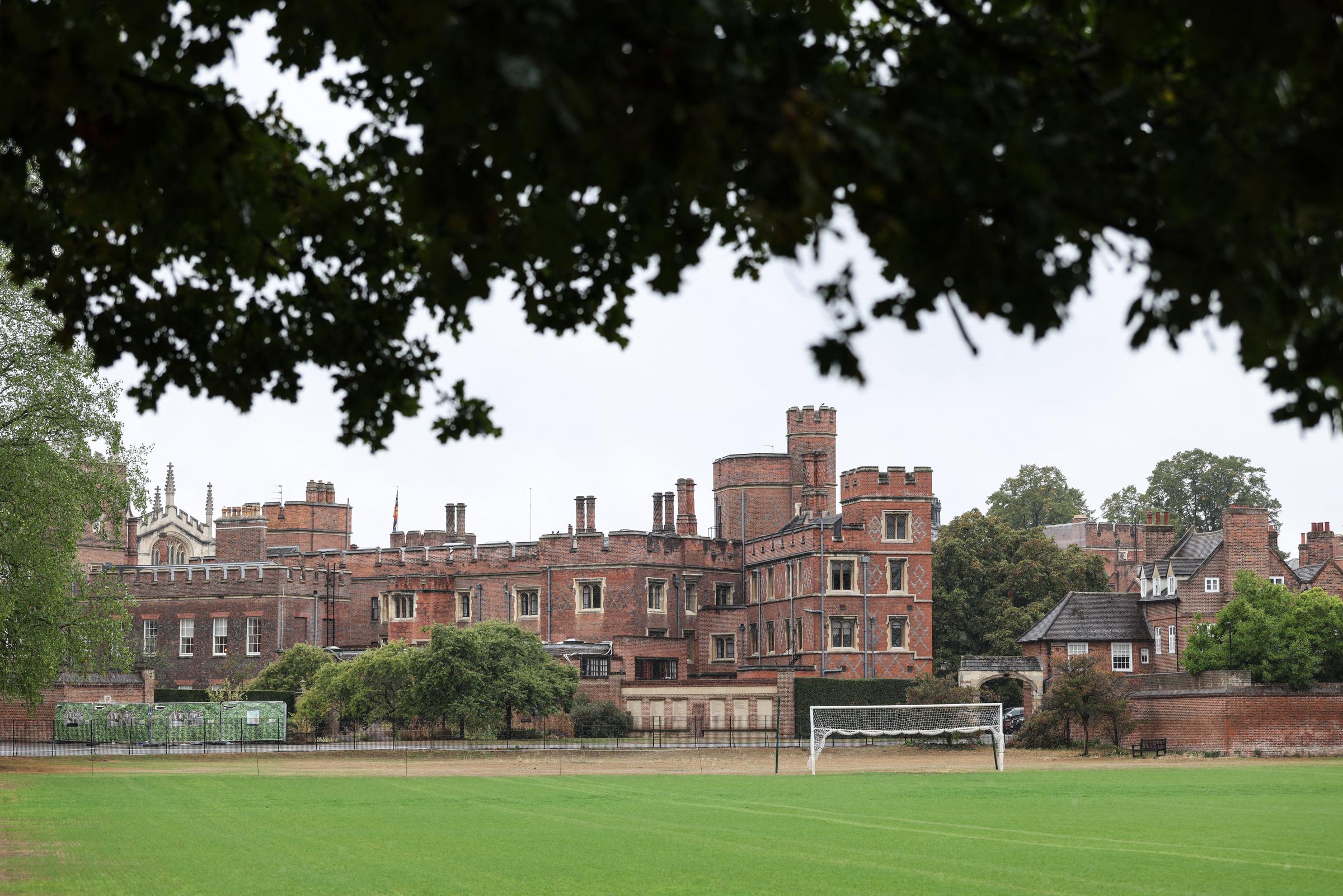 L'Eton College a accueilli George pour son premier jour, le 8 septembre 2026, marquant ainsi le début d'un nouveau chapitre dans le parcours scolaire de ce garçon de 13 ans. Cette école a aussi un lien fort avec la famille : William y a passé cinq ans à partir de 1995. | Source : Getty Images