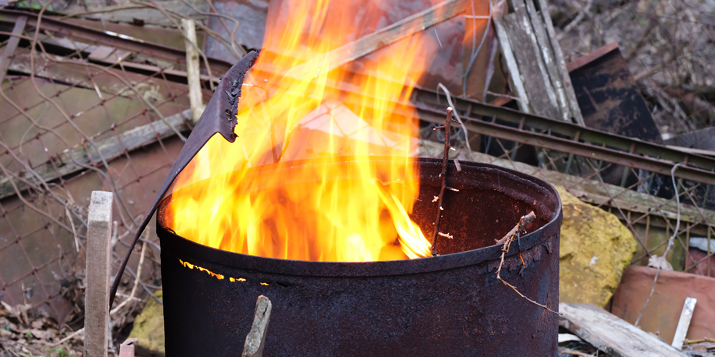 Gros plan d'un feu en train de brûler | Source : Shutterstock