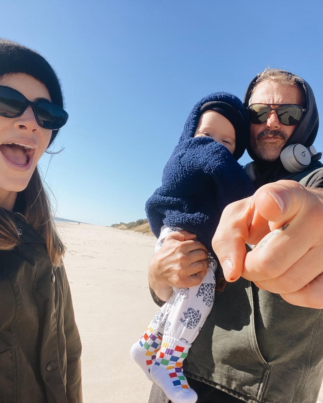 Emily Wickersham et James Badge Dale avec leur fille d'après un post daté du 14 février 2023. | Source : Instagram/emilywickersham