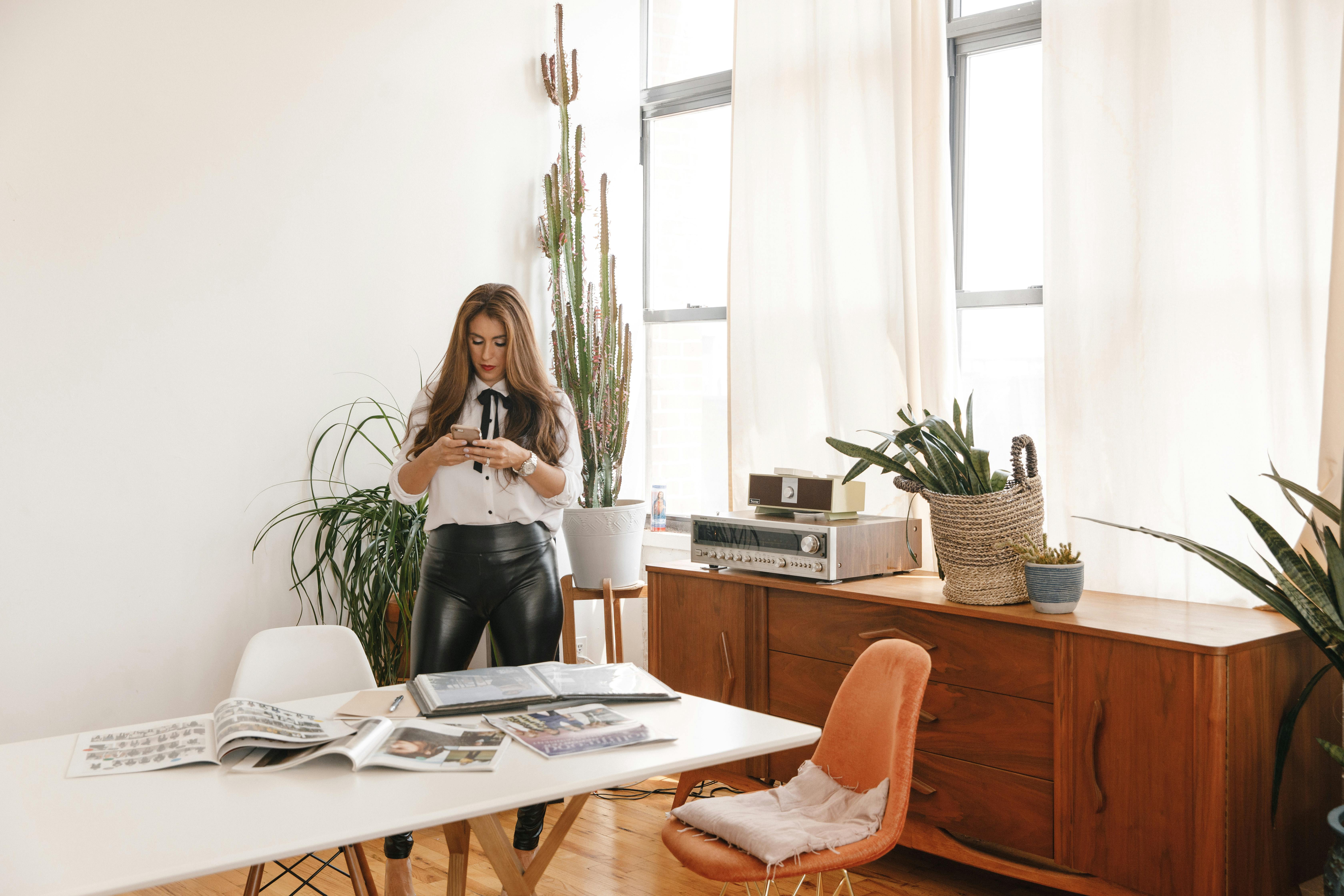 Une femme qui envoie un texto | Source : Pexels