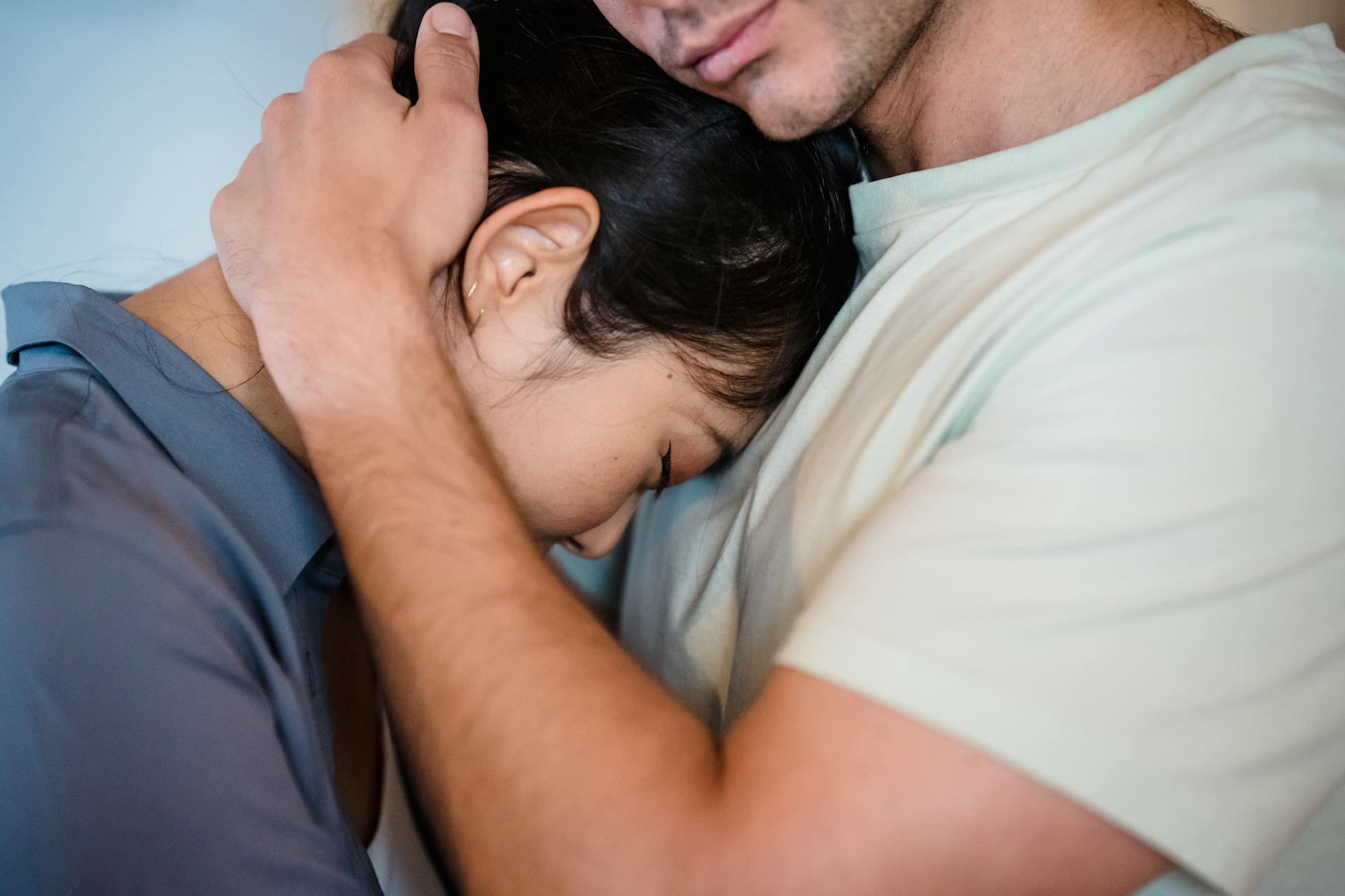 Un homme qui serre une femme dans ses bras | Source : Pexels