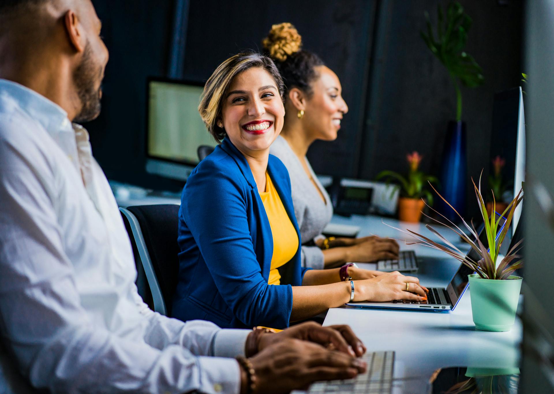 Une femme qui sourit à son collègue | Source : Pexels
