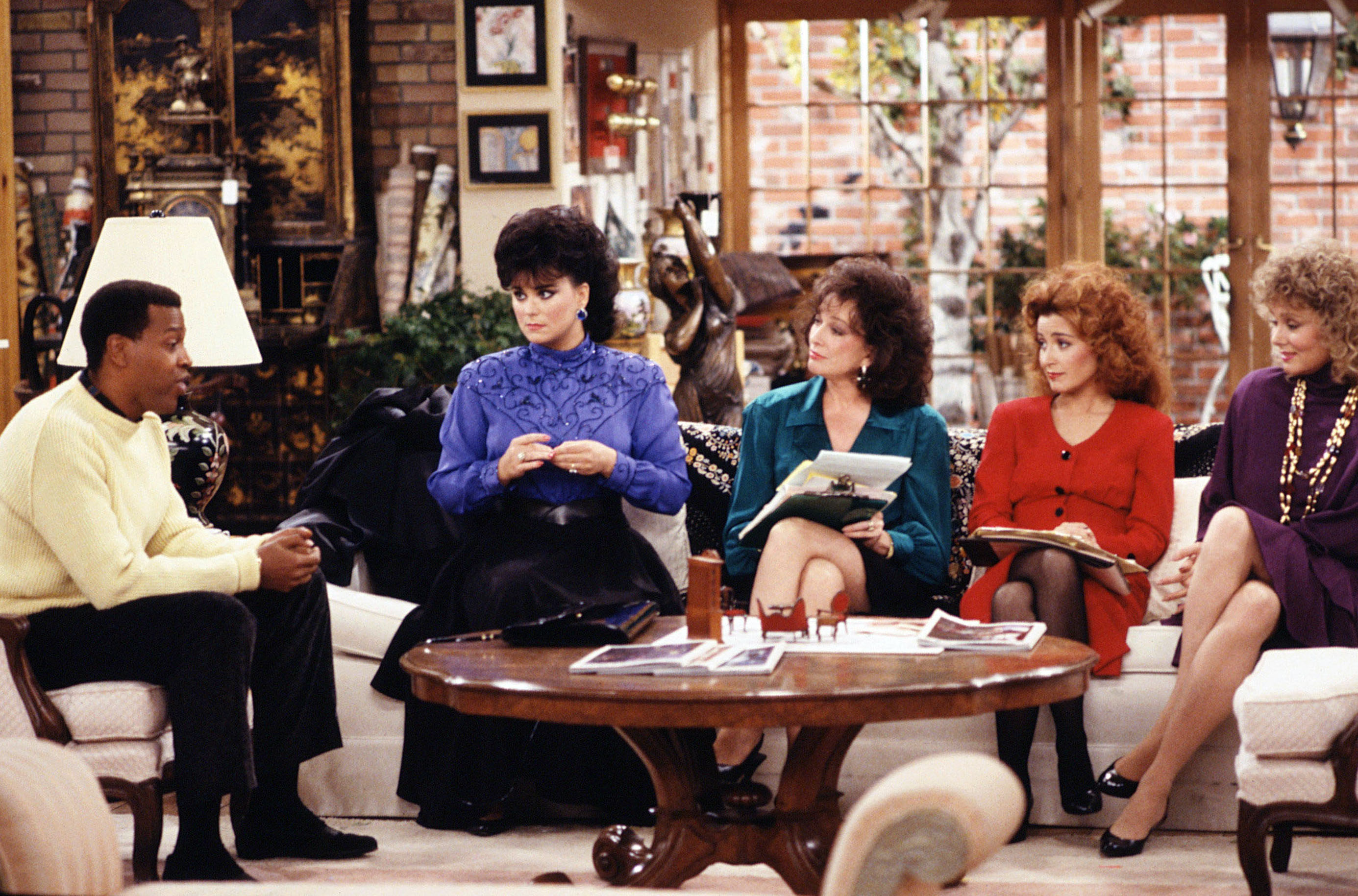 (G-R) Meshach Taylor, l'actrice, Dixie Carter, Annie Potts, et Jean Smart sur le plateau de « Designing Women », 1987 | Source : Getty Images