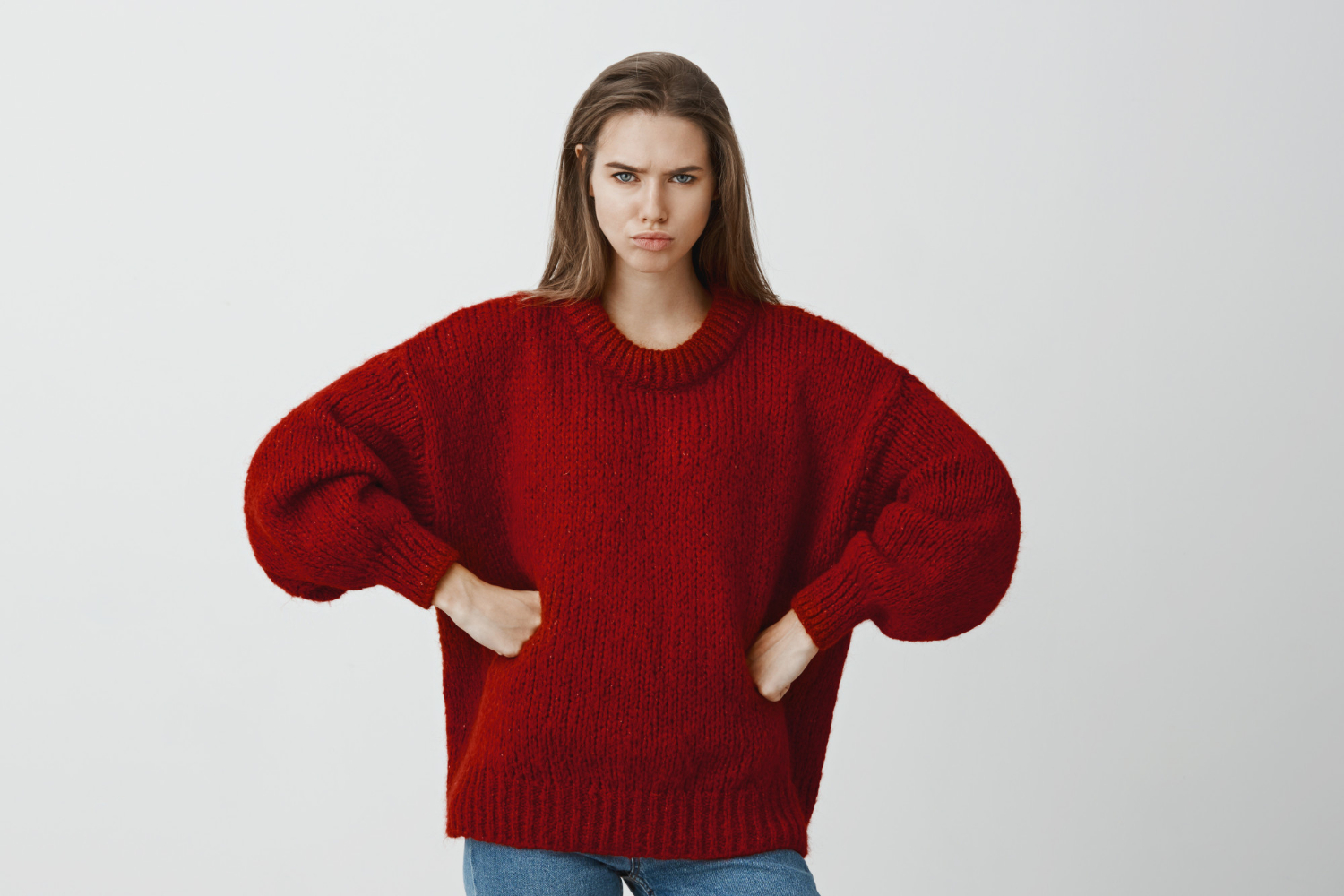 Une femme furieuse avec les mains sur la hanche | Source : Freepik