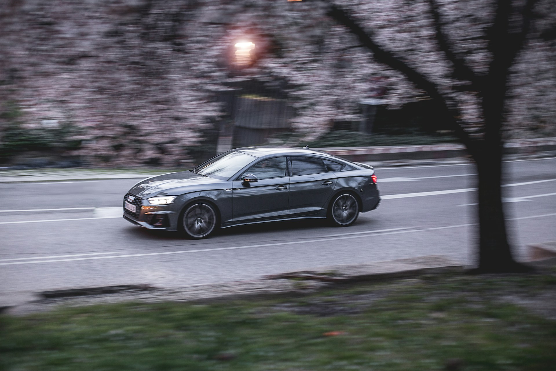 Une voiture sur la route | Source : Unsplash