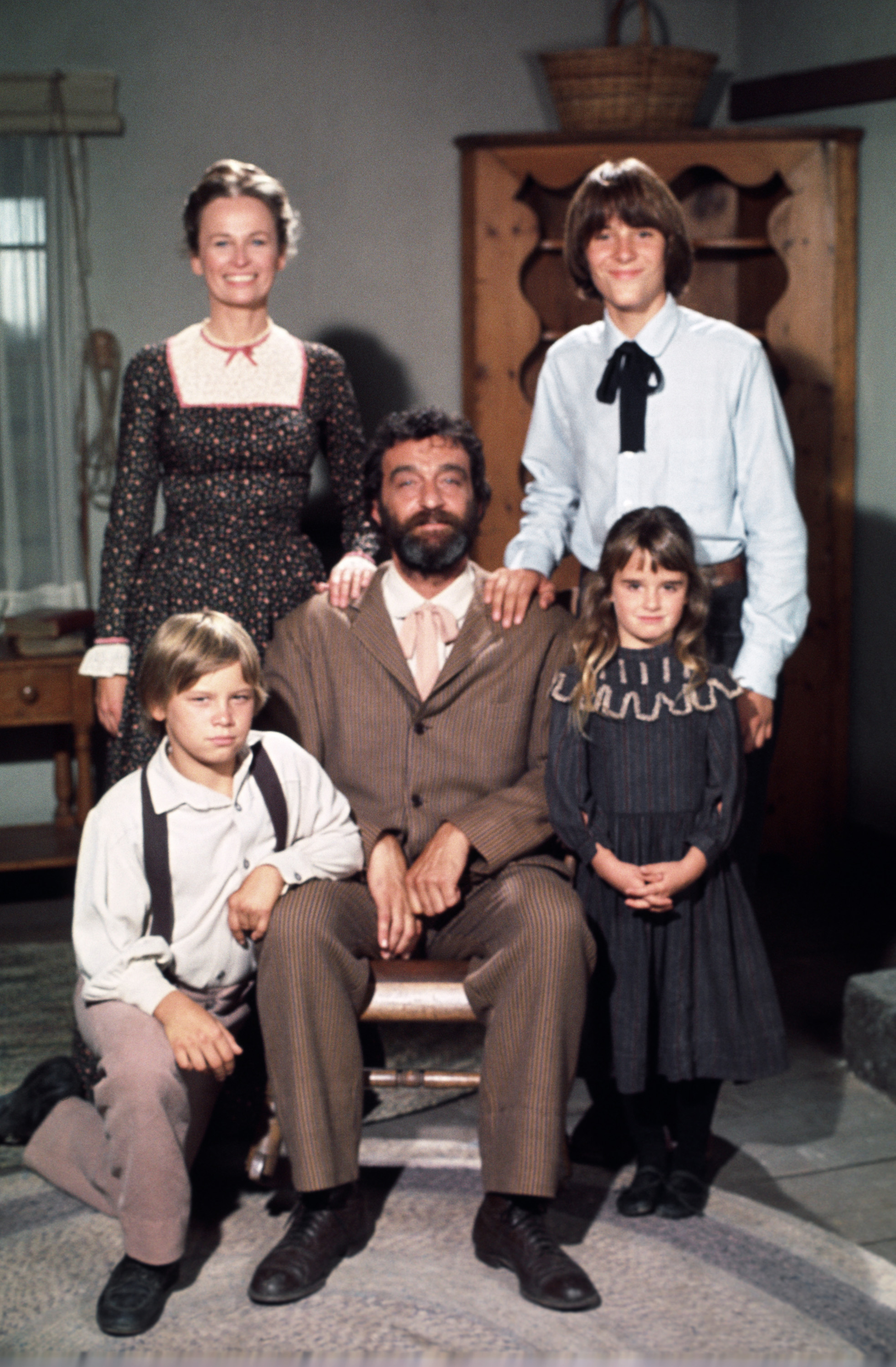 Bonnie Bartlett dans le rôle de Grace Snider, Radames Pera dans celui de John Sanderson, Brian Part dans celui de Carl Sanderson, Victor French dans celui d'Isaiah Edwards et Kyle Richards dans celui d'Alicia Sanderson dans « La Petite maison dans la prairie », datant de 1975 | Source : Getty Images