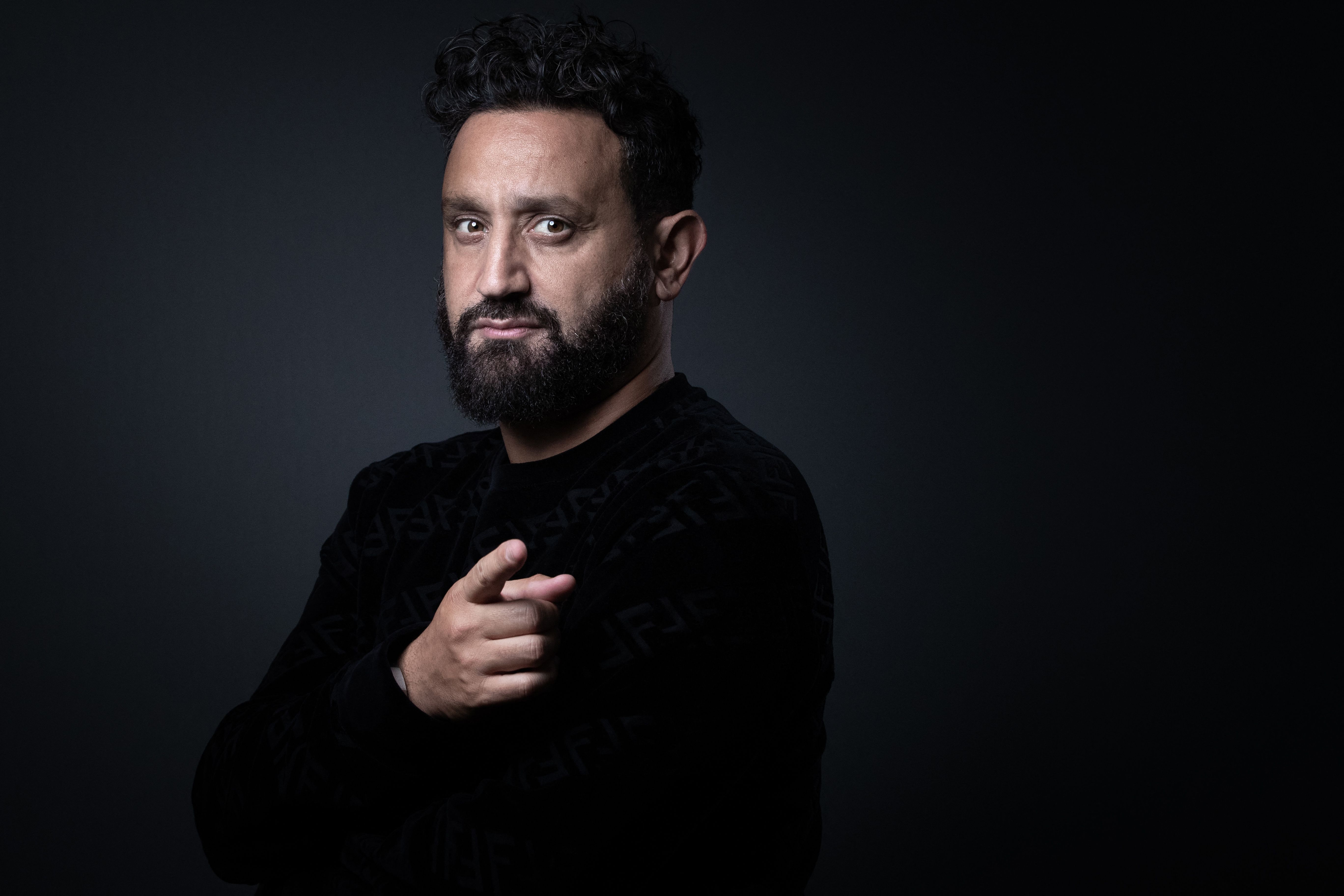 Le présentateur de télévision français Cyril Hanouna pose lors d'une séance photo à Paris, le 30 septembre 2021 I Source : Getty Images