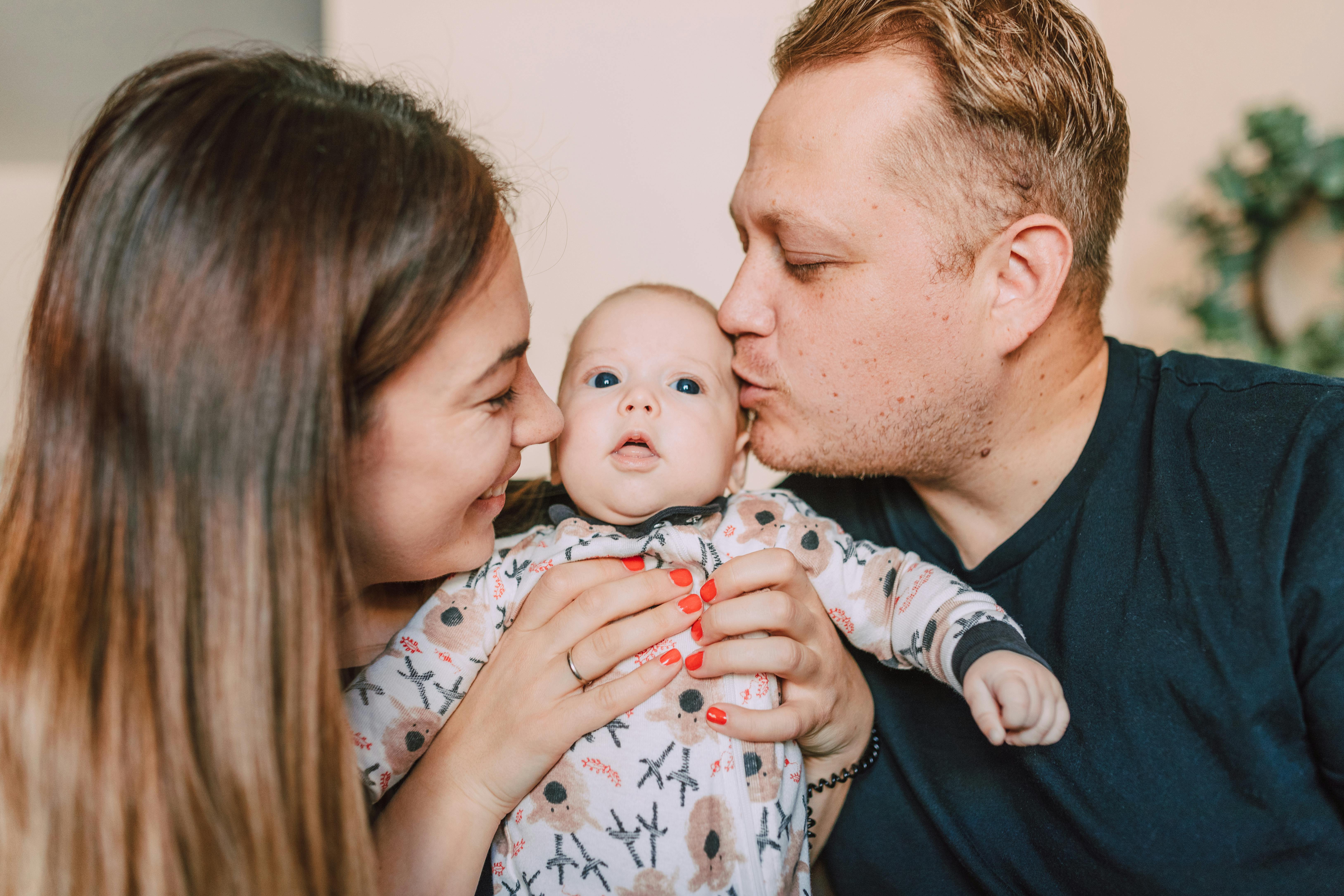 Un couple s'extasiant devant leur nouveau-né | Source : Pexels