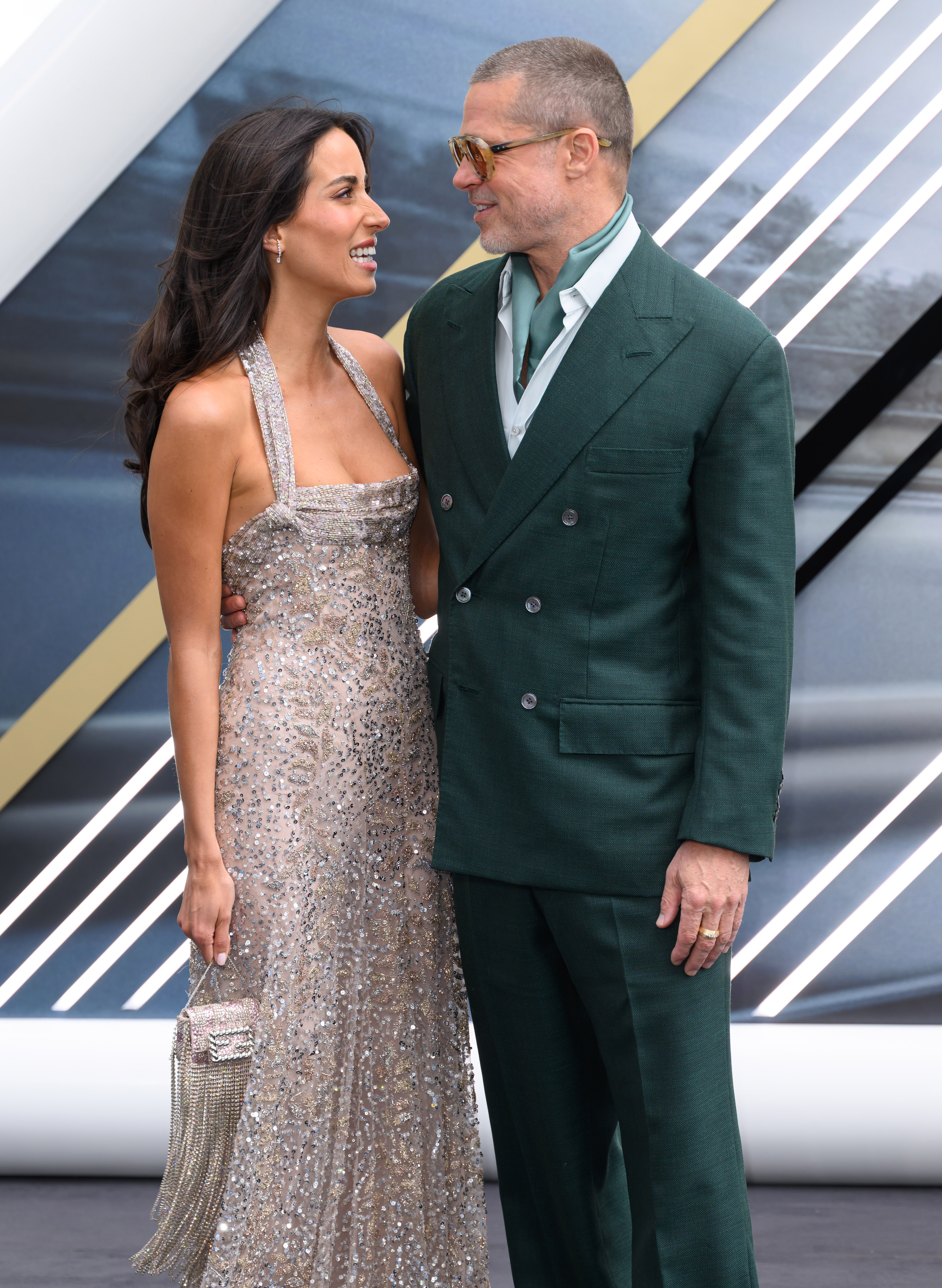 Ines de Ramon et Brad Pitt partagent un sourire et posent bras dessus bras dessous sur le tapis rouge de la première de "F1 : The Movie" | Source : Getty Images
