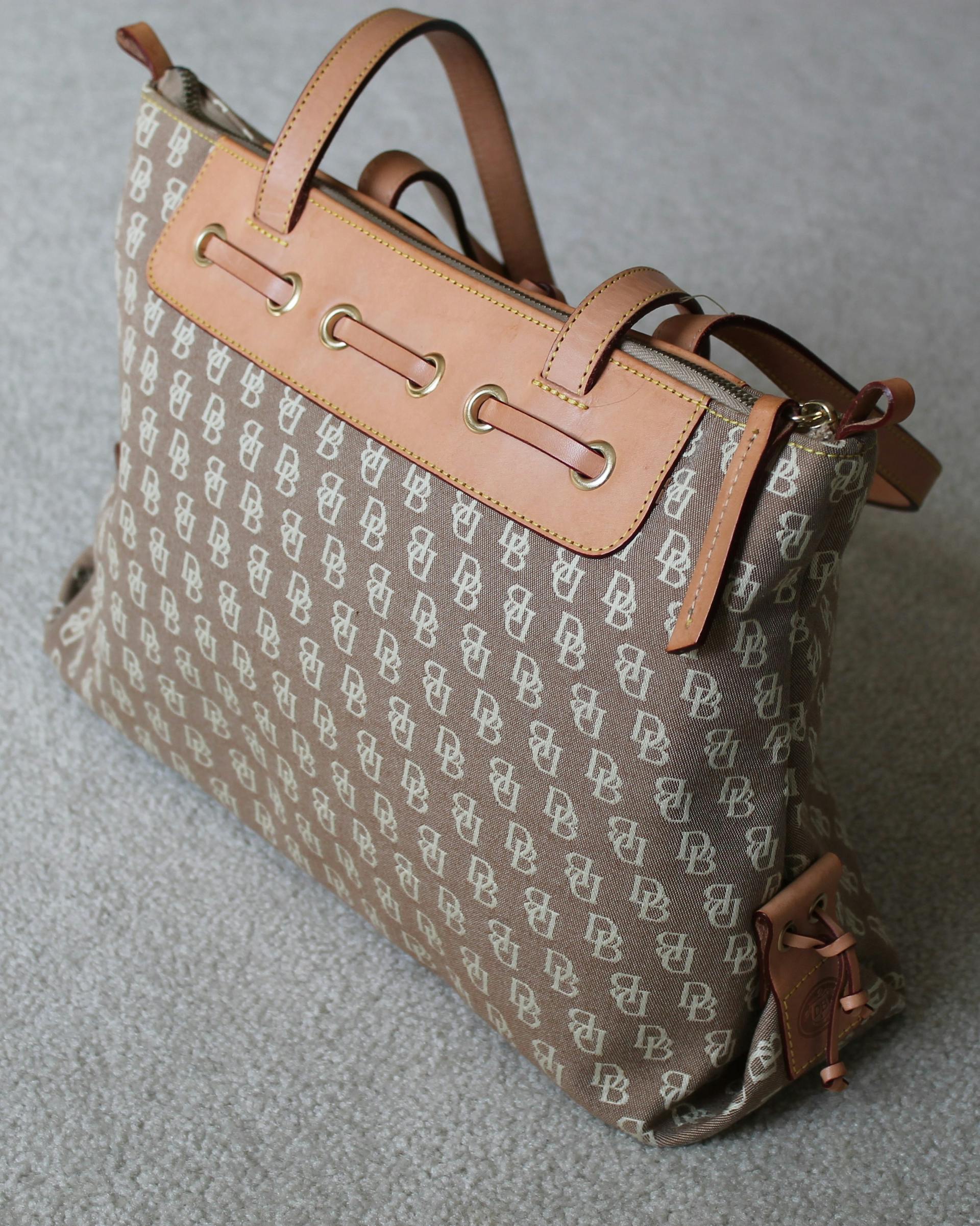 Un sac fourre-tout en toile avec des accents en cuir | Source : Pexels