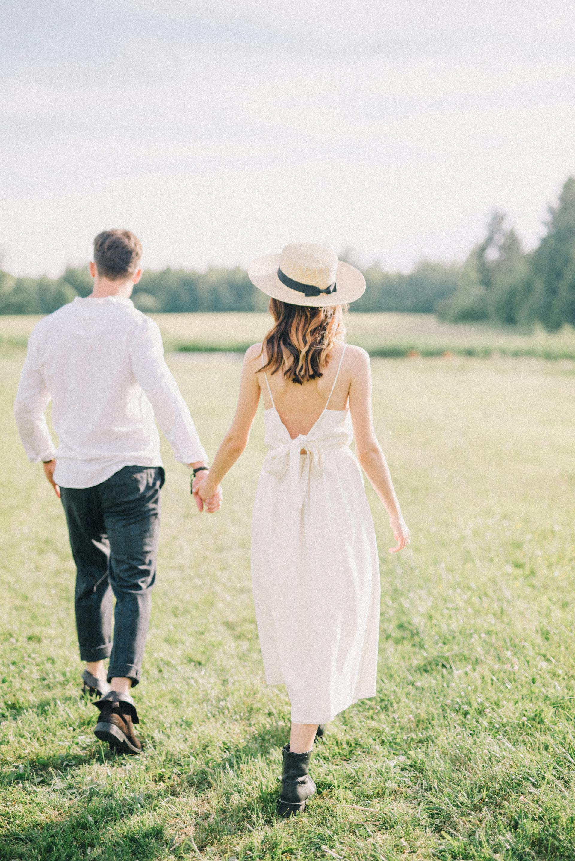 Un couple qui marche en se tenant par la main | Source : Pexels