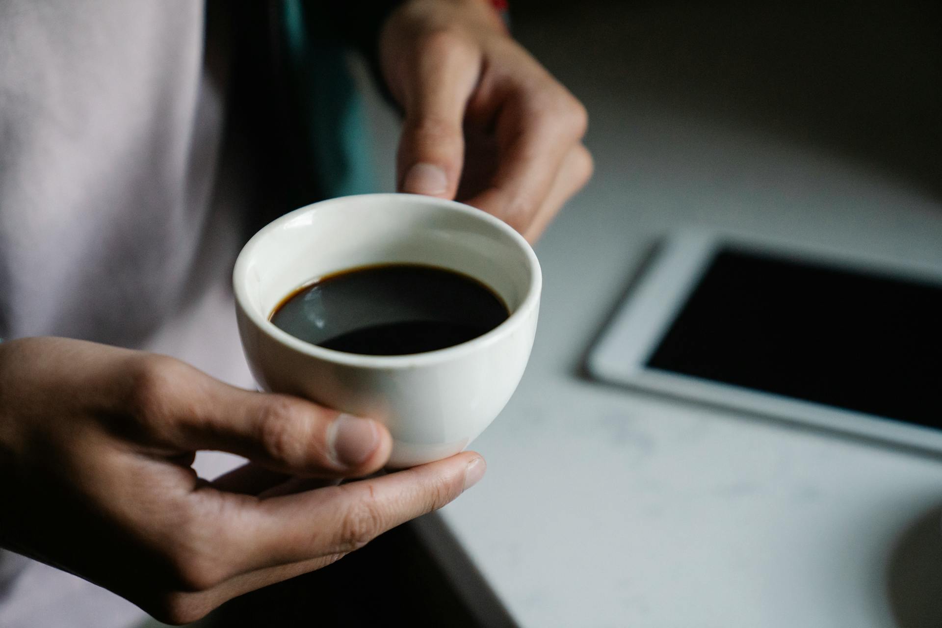 Une personne tenant une tasse | Source : Pexels