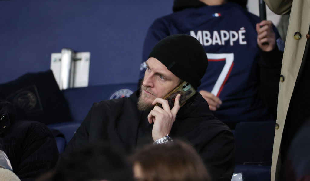 Ragnar Le Breton (Matthias Quiviger) assiste au match de Ligue 1 Uber Eats entre le Paris Saint-Germain et le FC Nantes au Parc des Princes, le 9 décembre 2023 à Paris. | Source : Getty Images