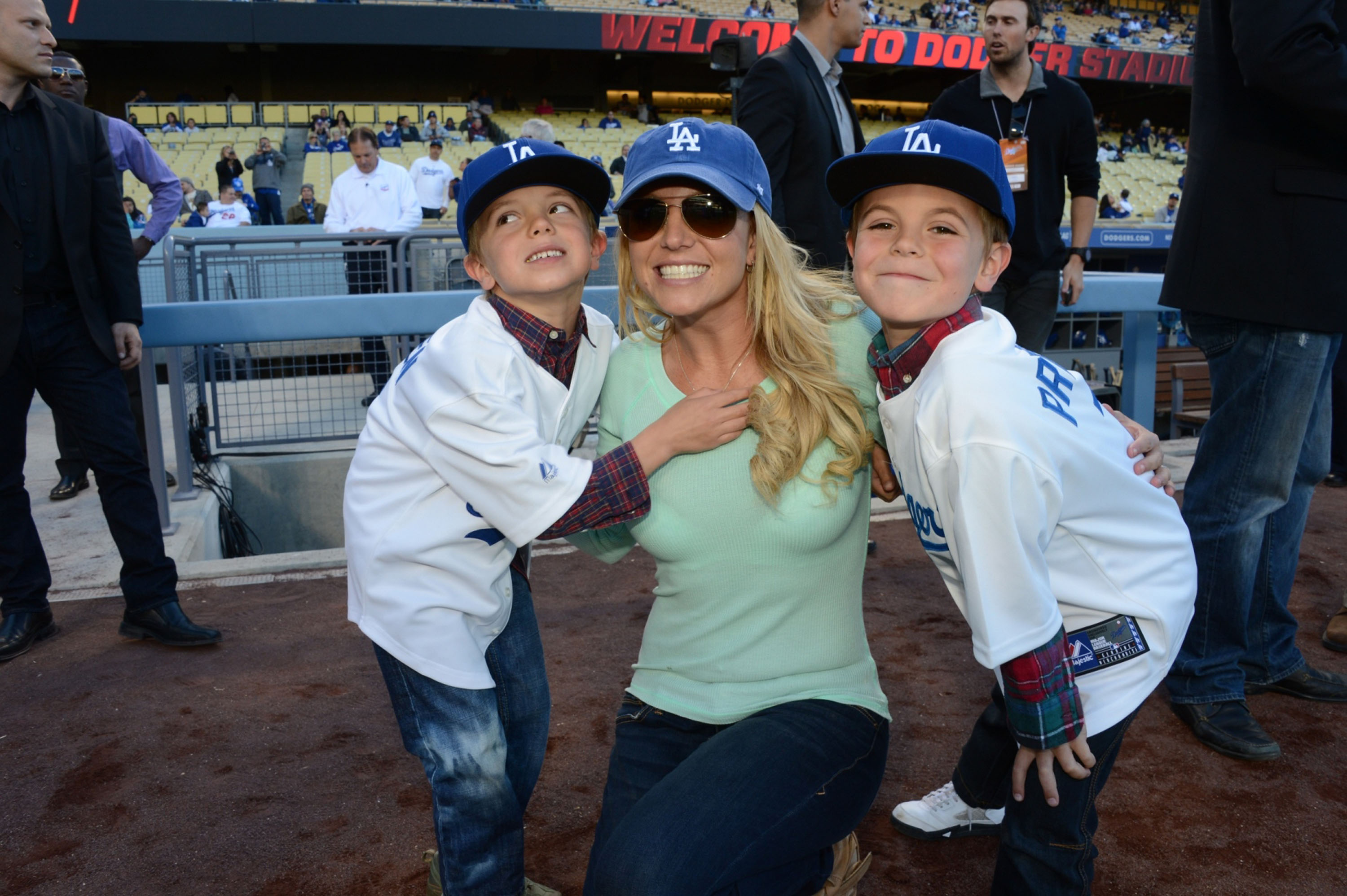 Britney Spears avec ses fils Jayden James et Sean Preston Federline lors d'un match opposant les Dodgers de Los Angeles aux Padres de San Diego au Dodger Stadium, le 17 avril 2013 | Source : Getty Images