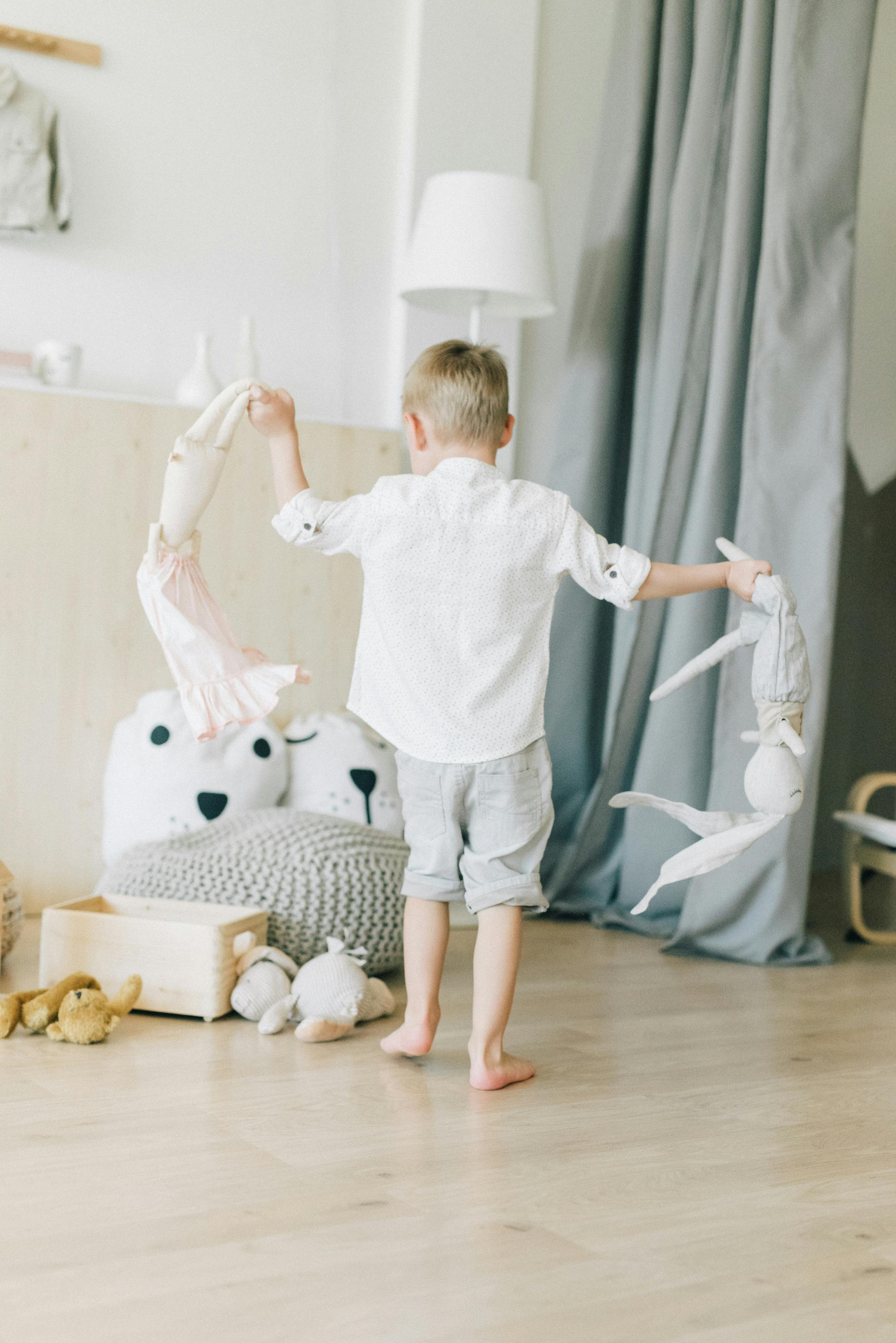 Un garçon qui joue avec ses jouets | Source : Pexels